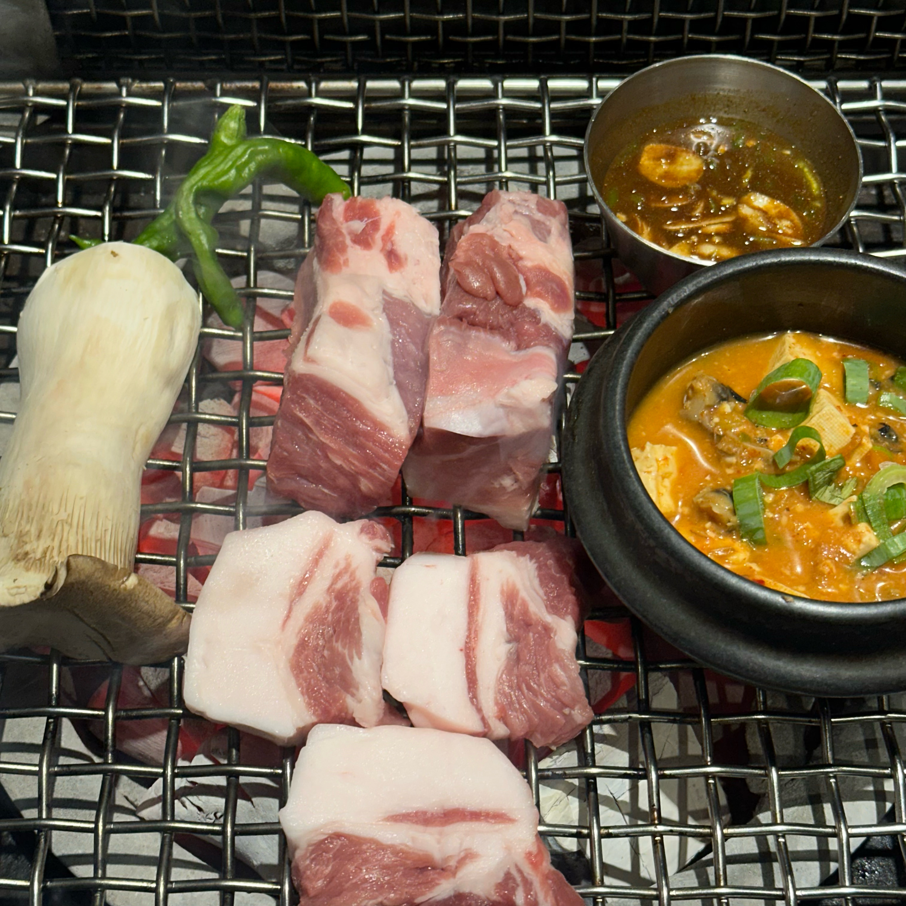 맛있어요>^<최고입니당~청국장 없어서 아쉬워용 - 제주 맛집 신중산간 제주흑돼지 전문점
