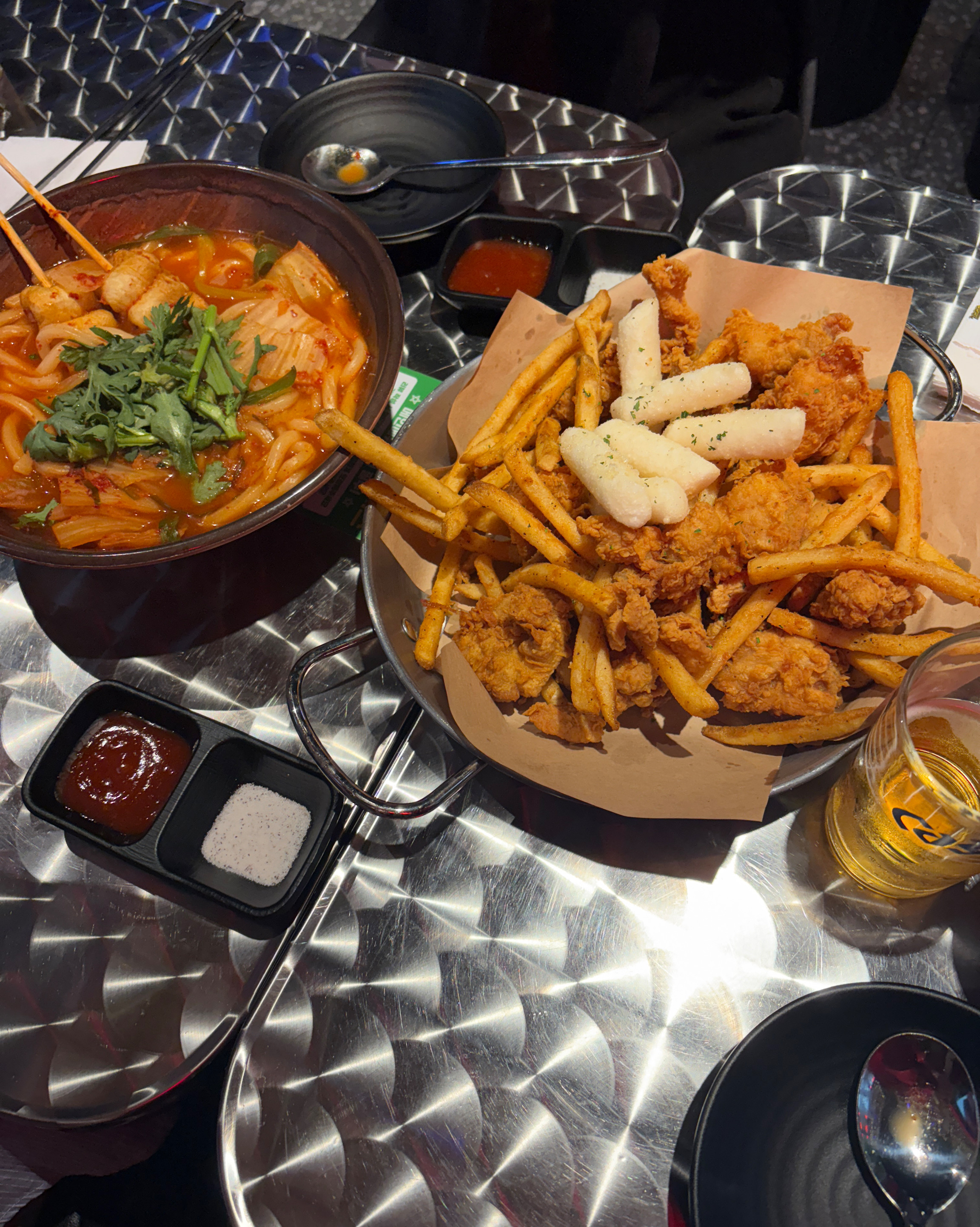 리뷰 보고 맛있다 해서 온 술집인데 진짜 맛있어요!!! 순살치킨이랑 김치우동.. 진짜 맛있