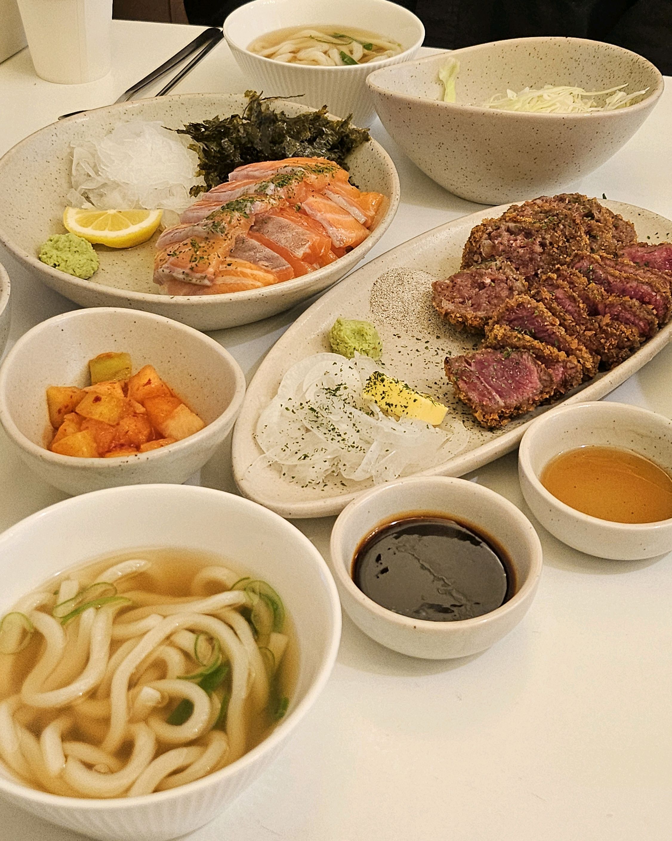 연어덮밥과 멘치카츠, 규카츠 세 종류를 다양한 조합으로 먹을 수 있게끔 구성하신 덕분에 딱