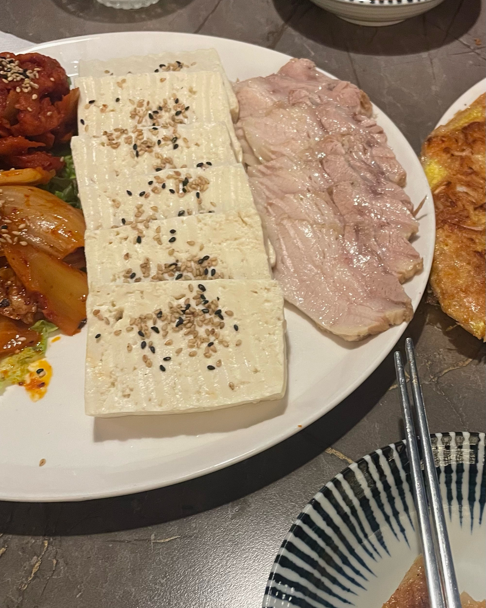 매번 사람이 많아서 못갔었는데 오늘 드디어 왔네요 안주도 맛있고 양도 많아요!! 특히 시그