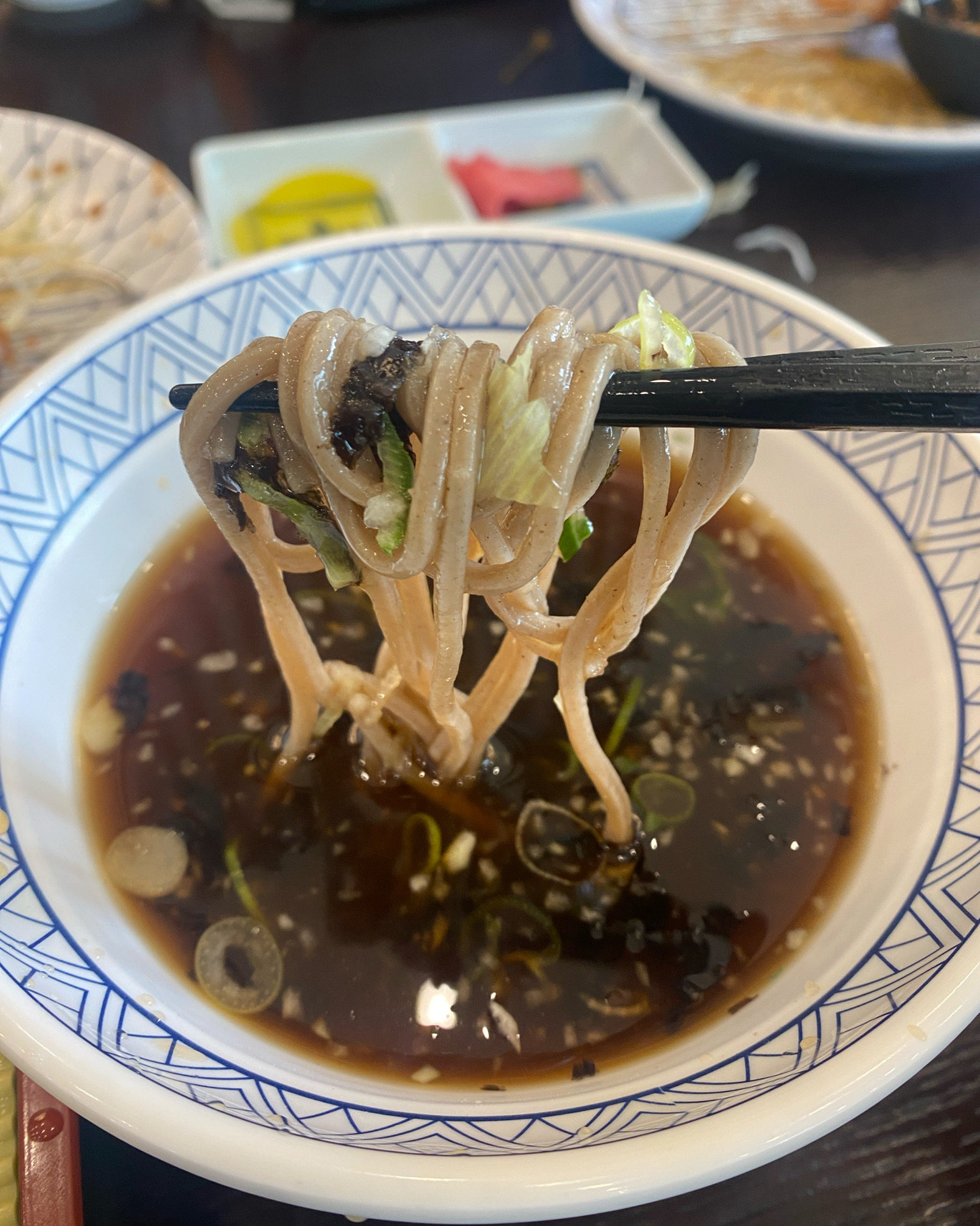 소바가 정말 맛있어요. 국물맛이 확실히 진하고 맛나요. 돈가쓰도 너무 맛있어서 정식으로 꼭