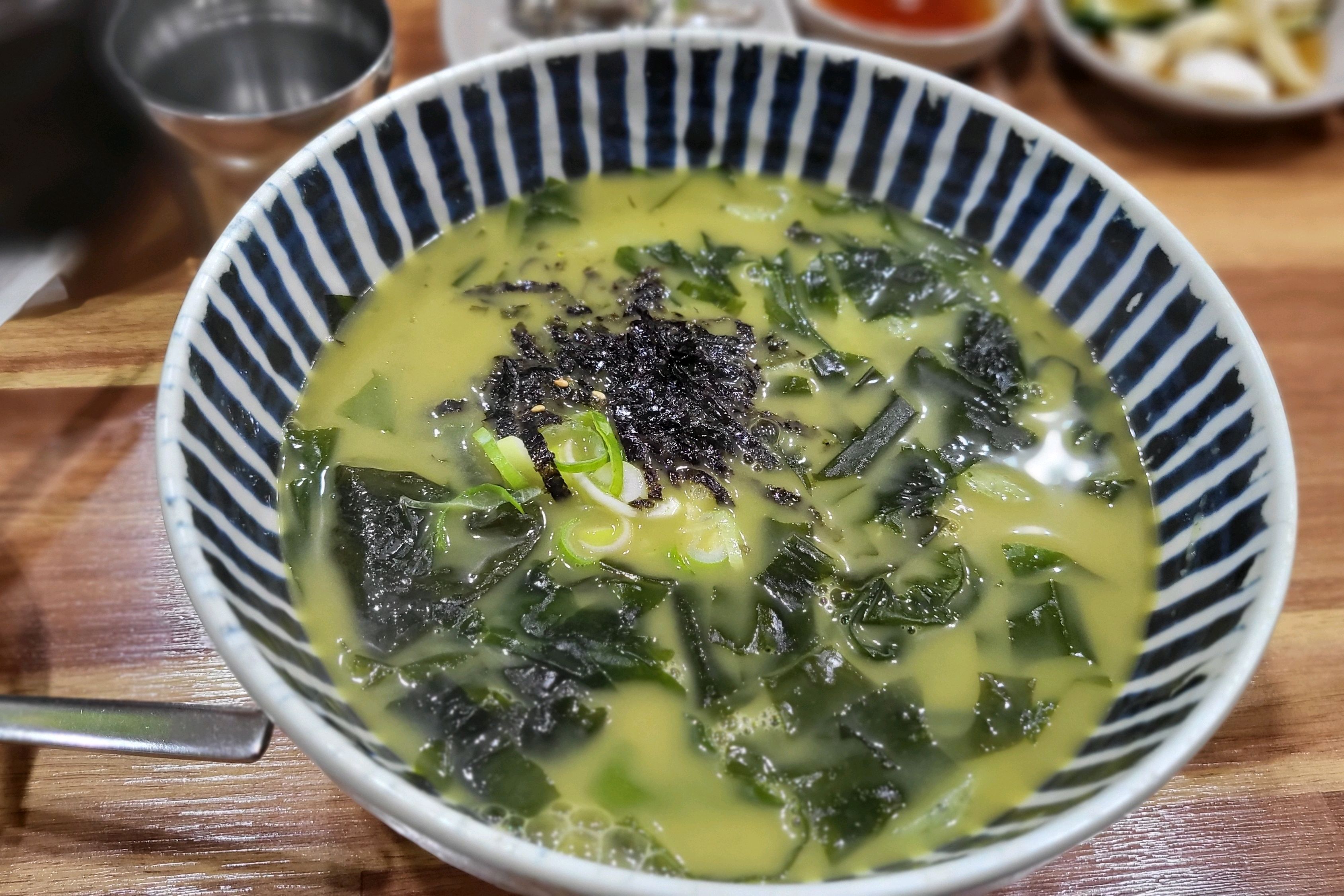 보말칼국수...구수하고 멋있어요. - 제주 맛집 신제주보말칼국수 제주본점