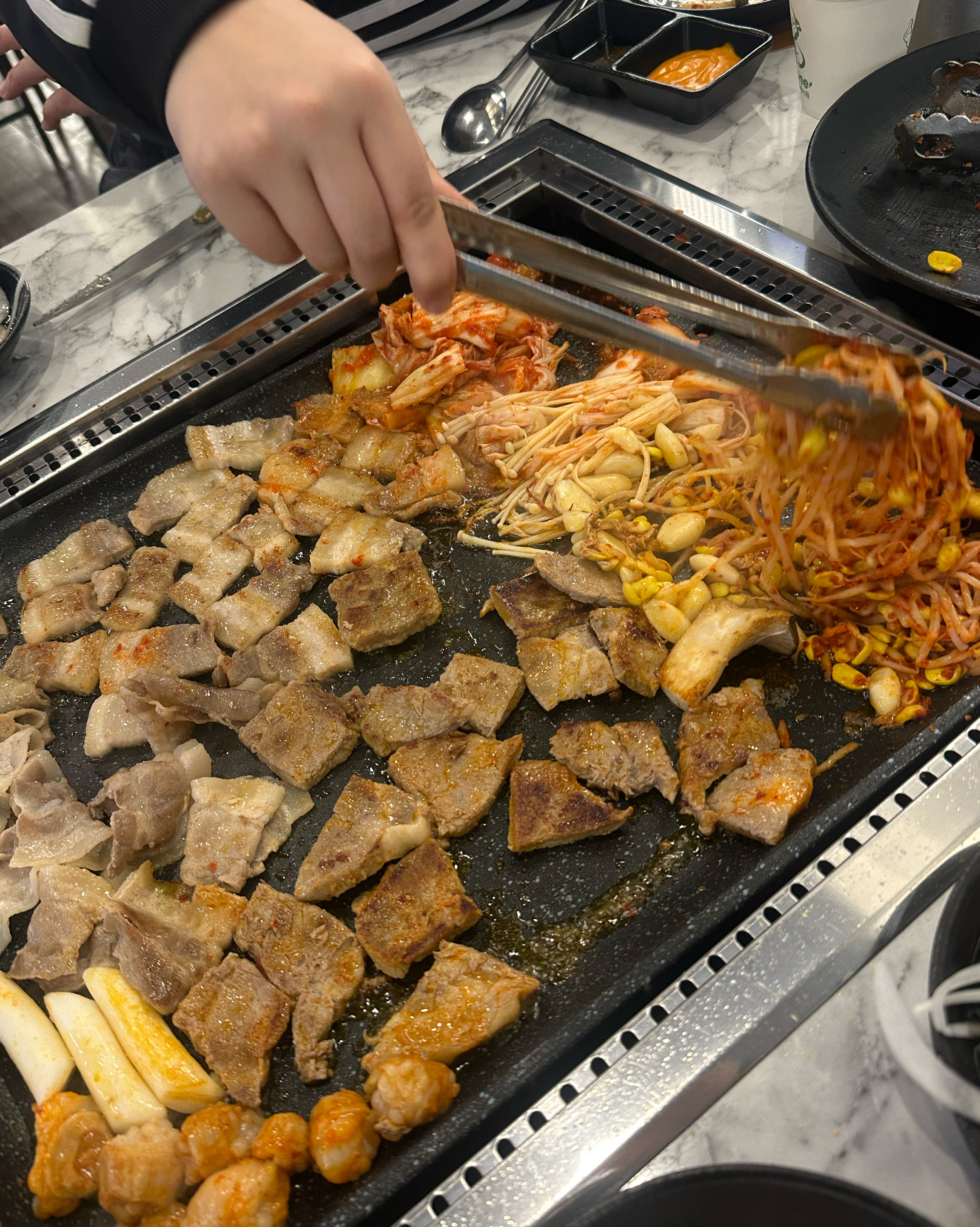 고기가 맛있고 직원분들도 친절하세요 그리고 곱창두 있고 대창도 디저트까지 완벽해웅 :) - 대전 맛집 푸고 대전은행점