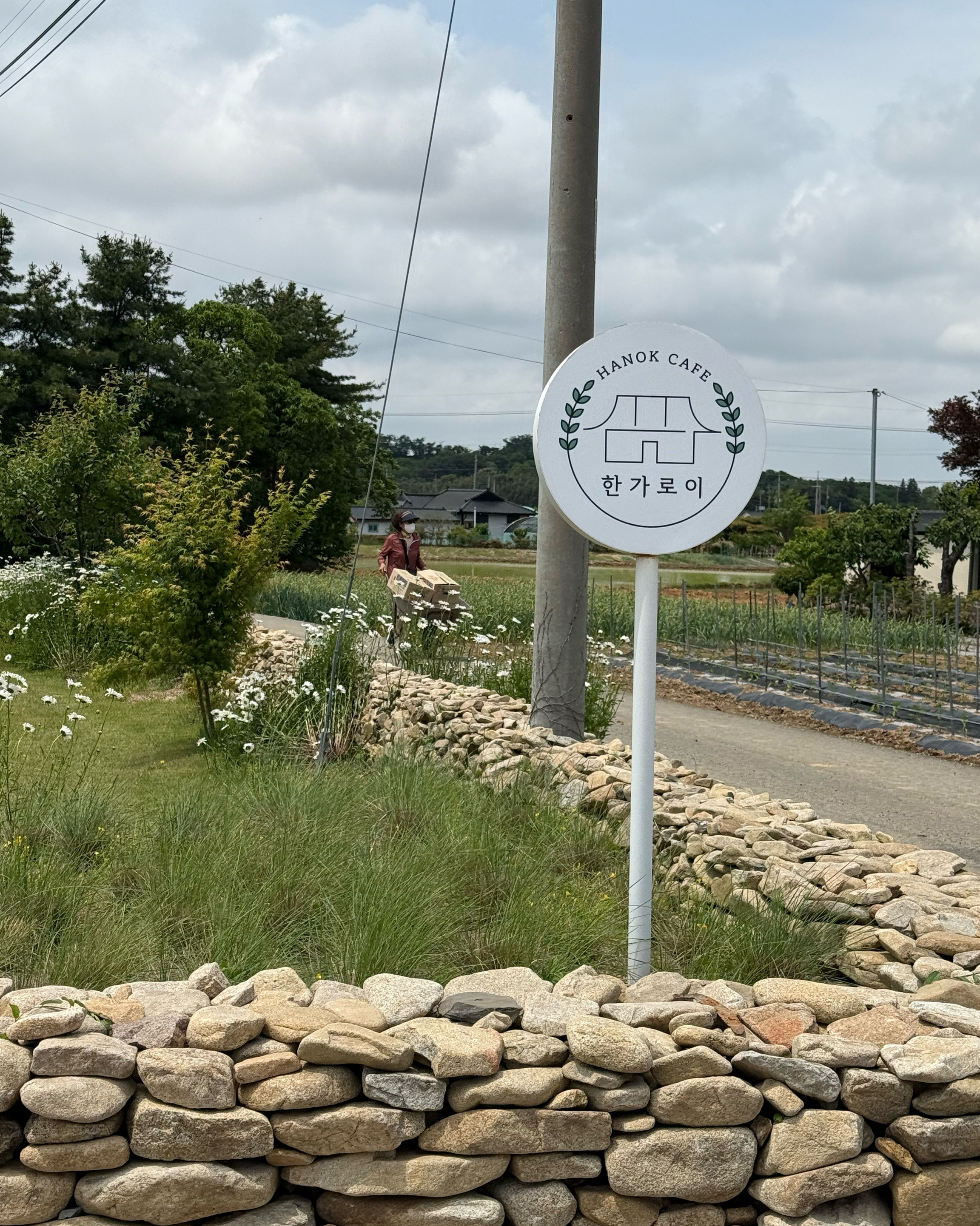 카페 내부 창가 테이블