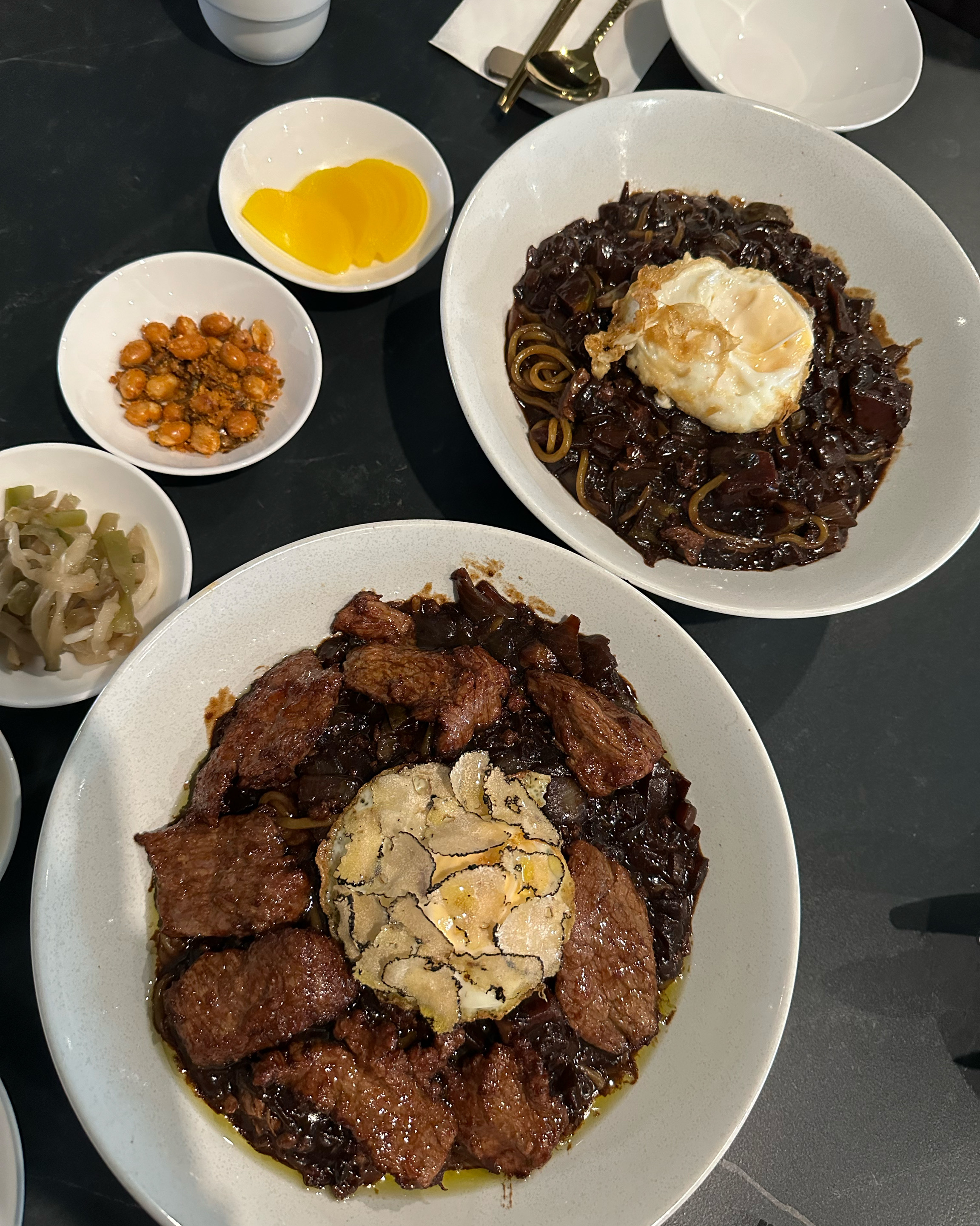 중식너무 좋아하는 내남자랑 중식이 젤싫은 나..근데 이집 트러플짜장 마빡을후려치는맛 앞으로