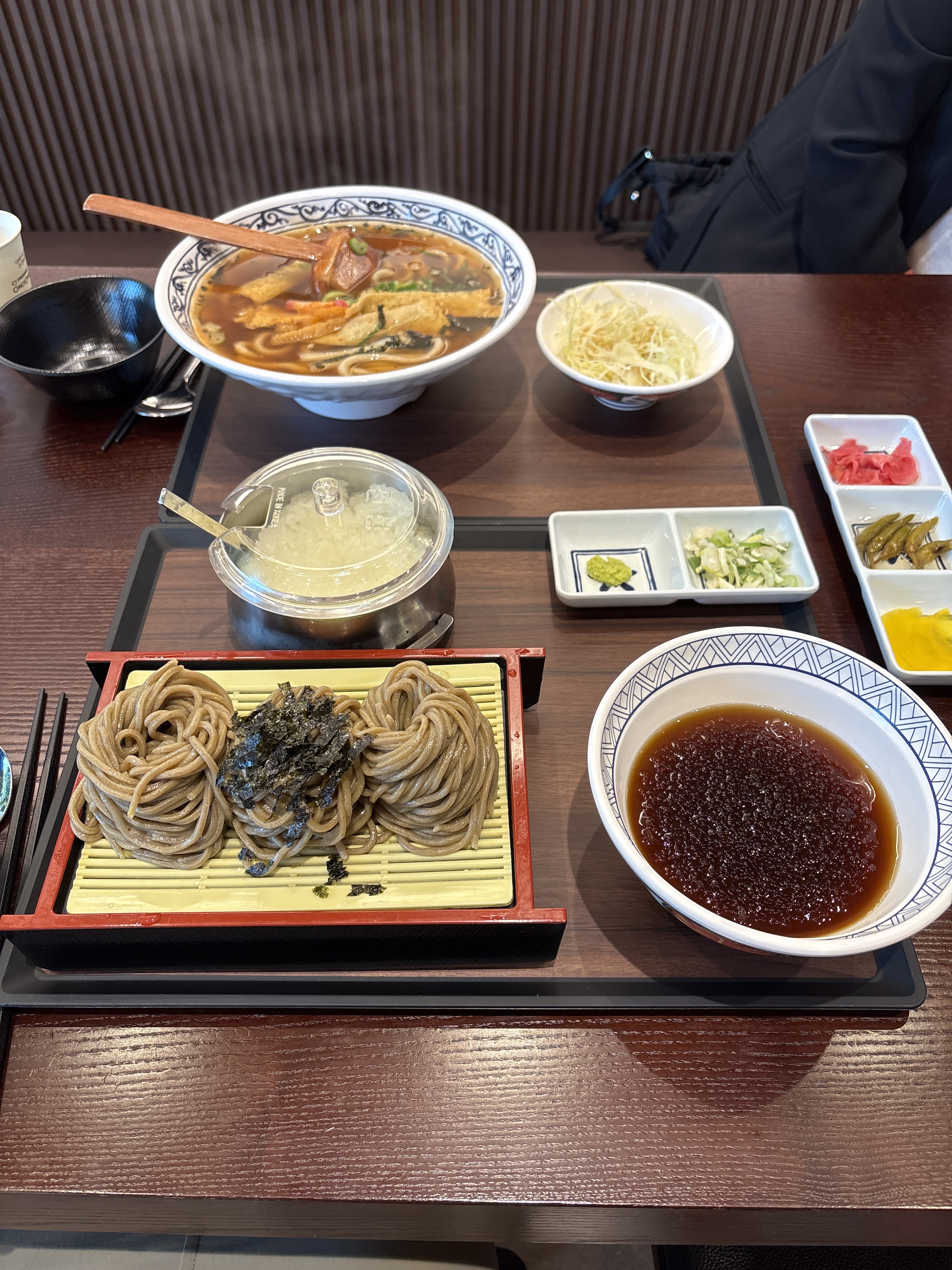 오랜만에 냉모밀도 먹고 우동 생각나서 방문했는데 매장이 굉장히 넓고 깨끗하구요~ 분위기도