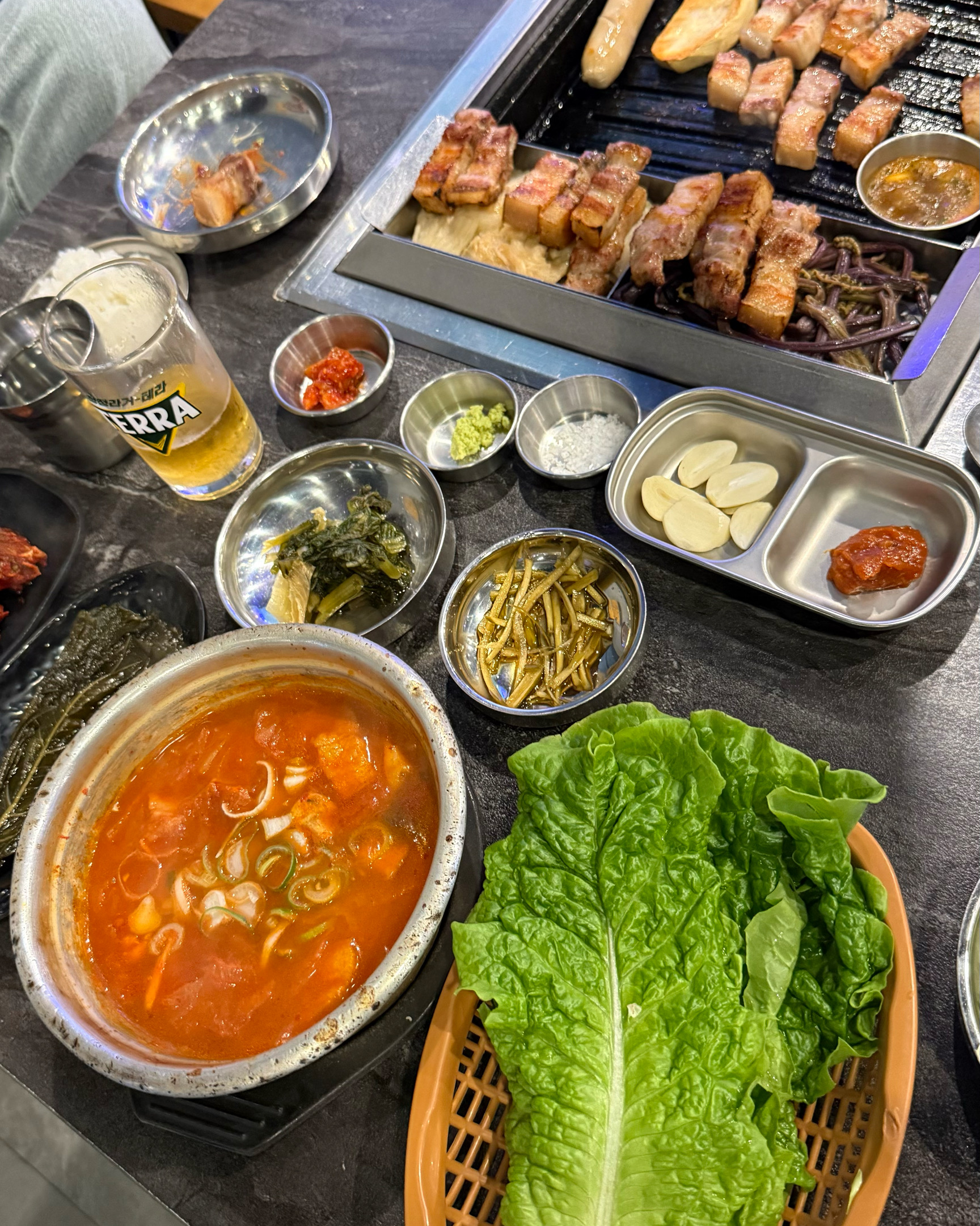 저번에 점심에 김치찌개 먹어보고 맛있어서 고기도 먹으러 왔는데 맛있어요!! 바다 바로 앞이