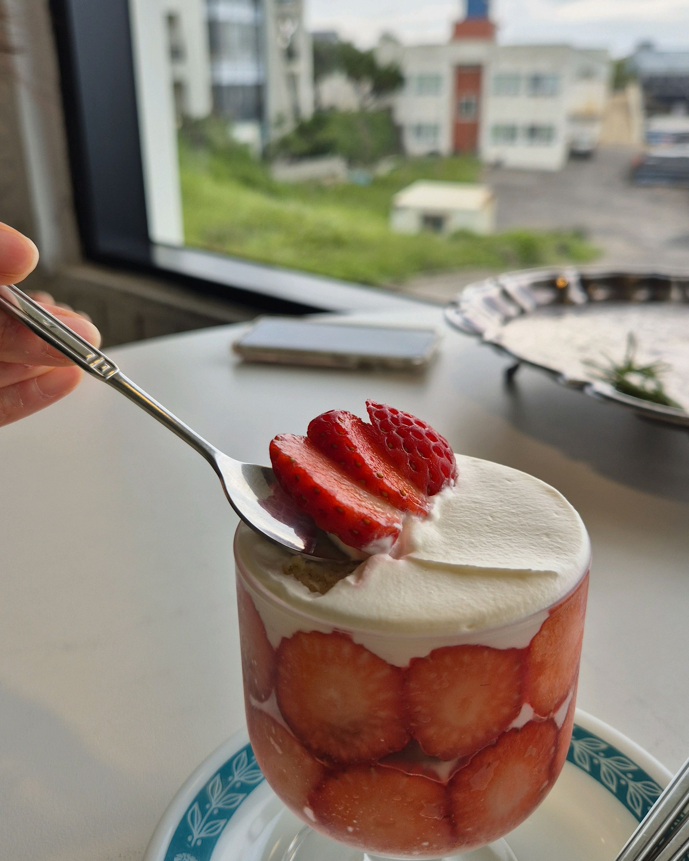 공항근처 멋진 바다뷰와 티라미슈를 맛볼수 있는 카페 - 제주 맛집 니모메