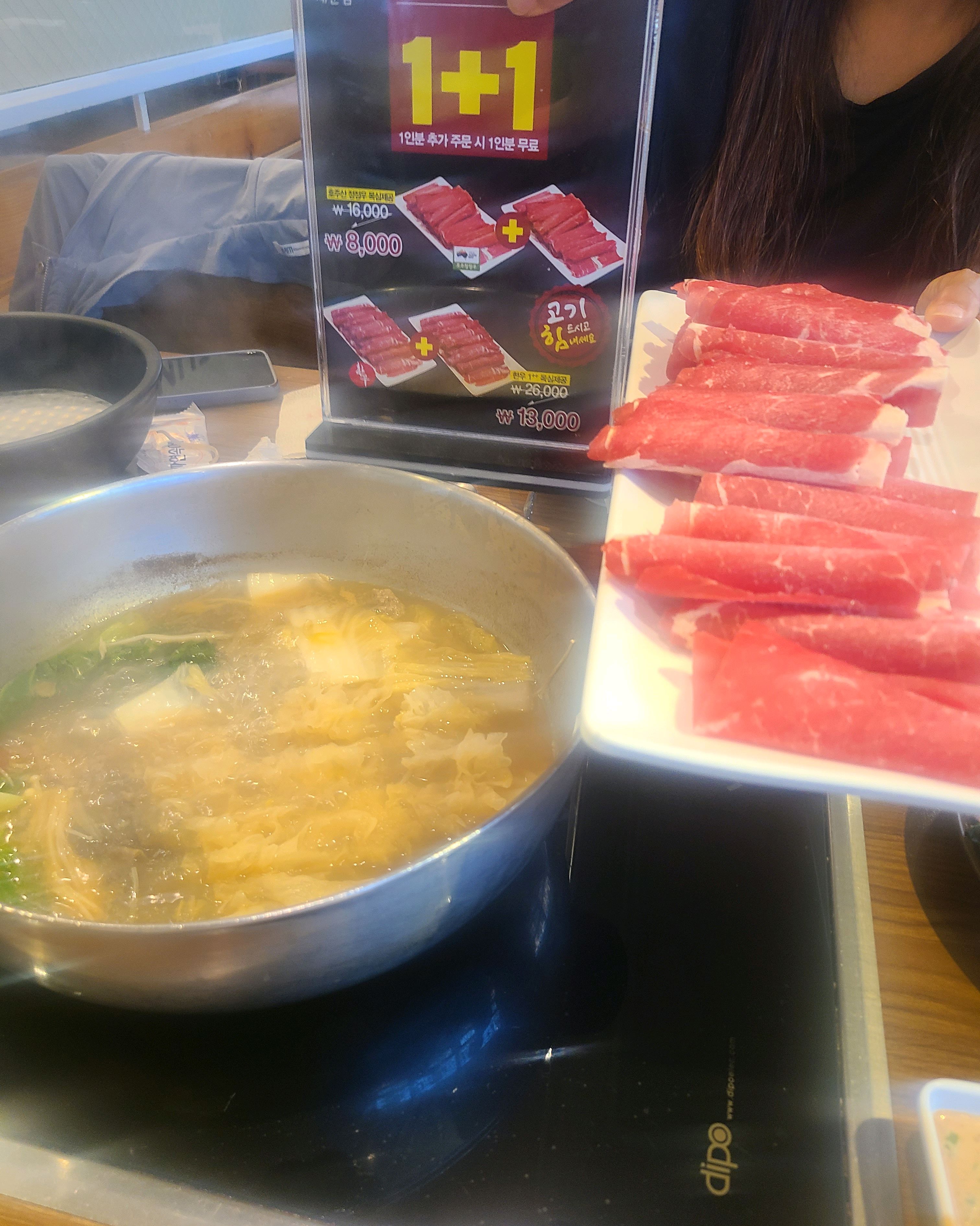 고기 무한리필은 아니고 1+1 행사중입니다 고기 맛있고 뷔폐 음식도 맛있습니다 강추~! - 인천 맛집 채운담 서구청 본점