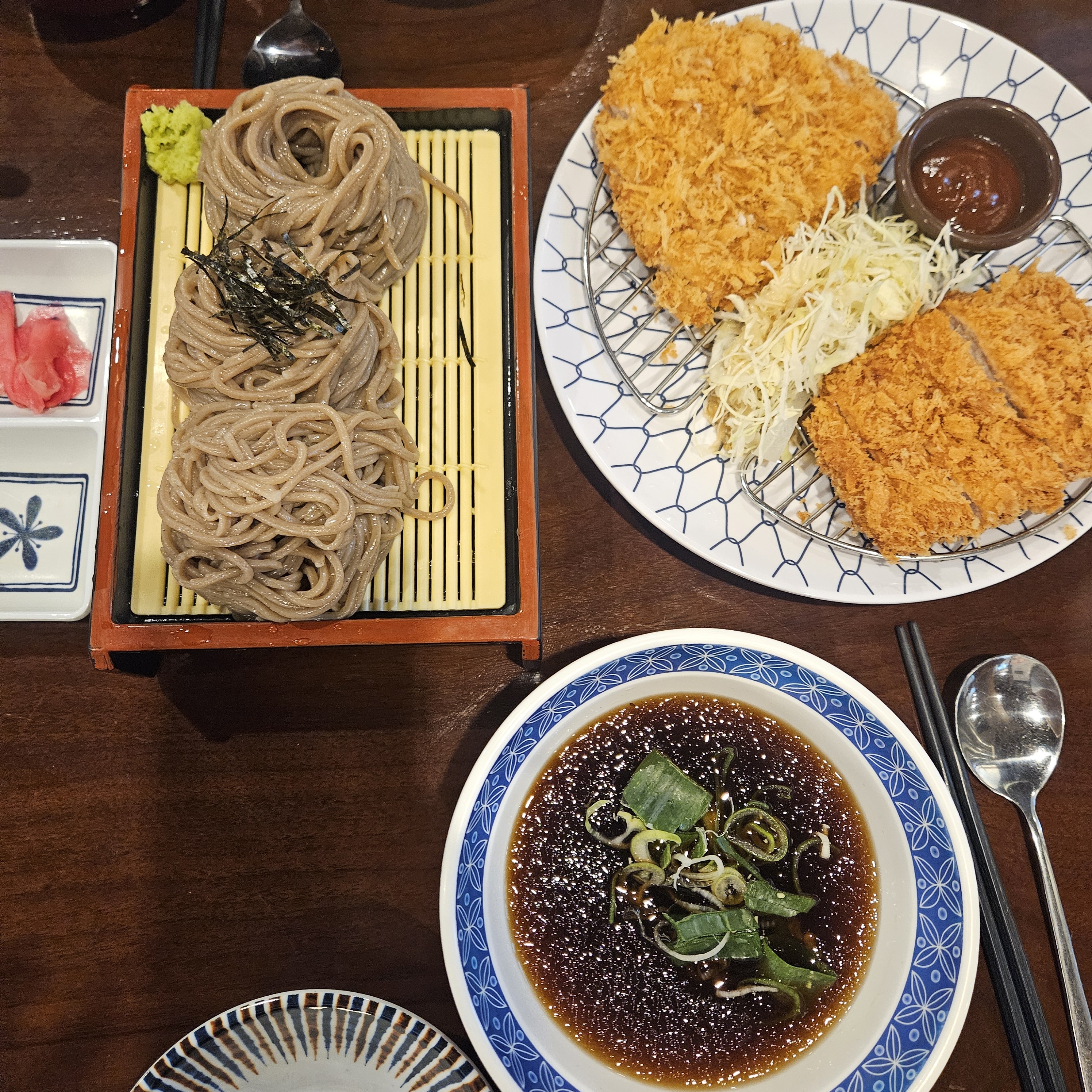소바 진하고 맛있어요..! 1인 정식으로도 먹고, 2인이면 2메뉴 시켜서 같이 먹었습니다.