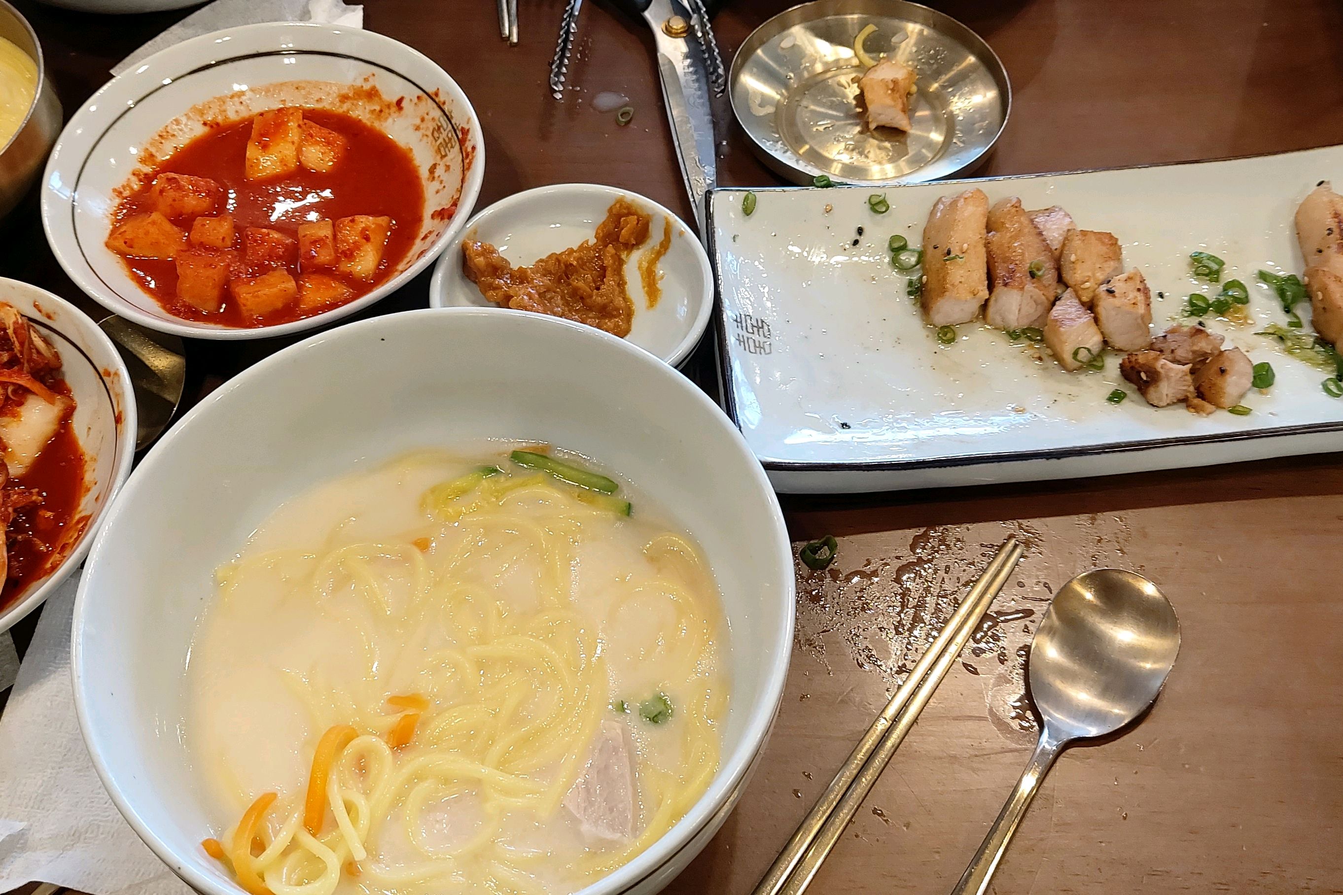 국물이.진하고 맛있어요.  김치.직접 담네요  추천맛집 - 제주 맛집 장수국수 본점