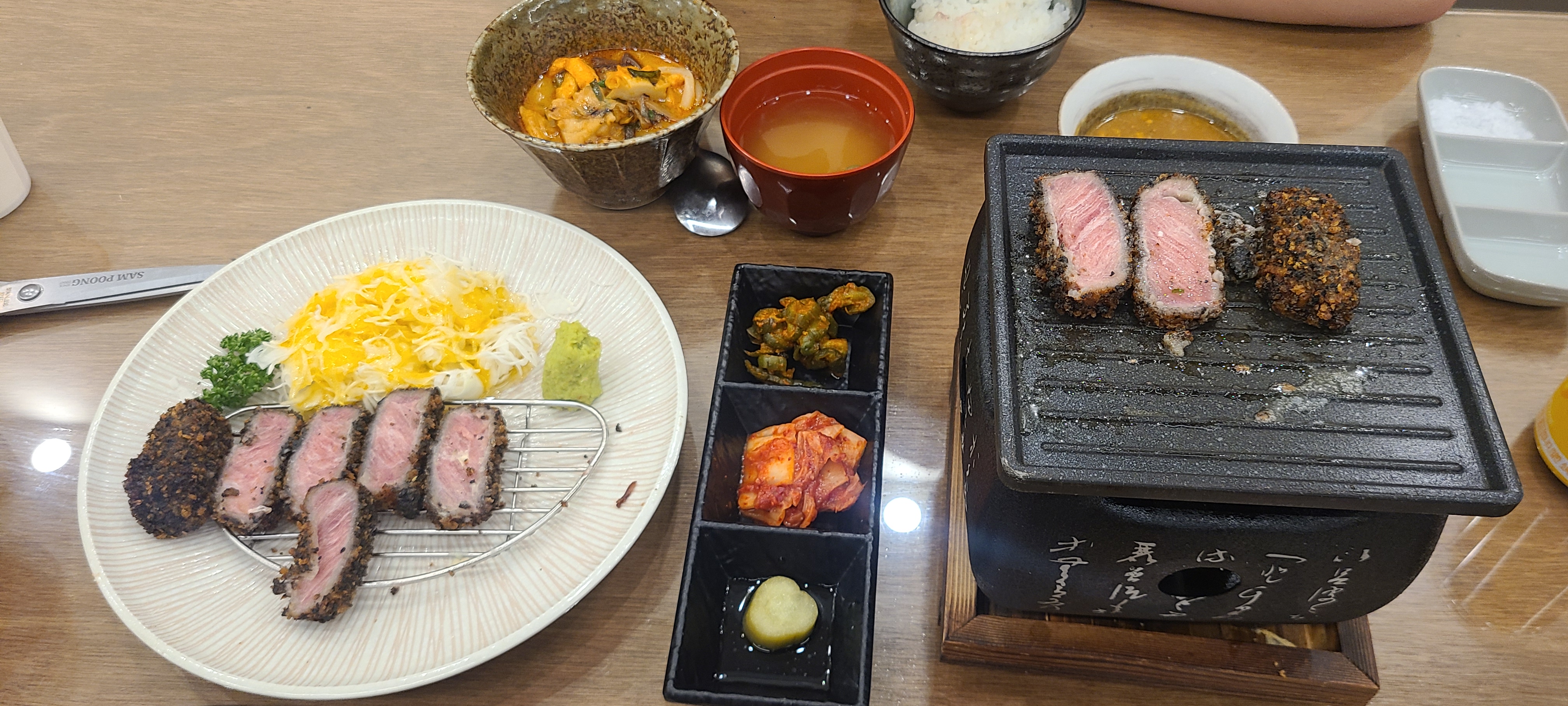 남편, 아이와 함께 방문했어요. 테이블이 넓어서 편해요! 아이가 규카츠 직접 구워먹으며 즐