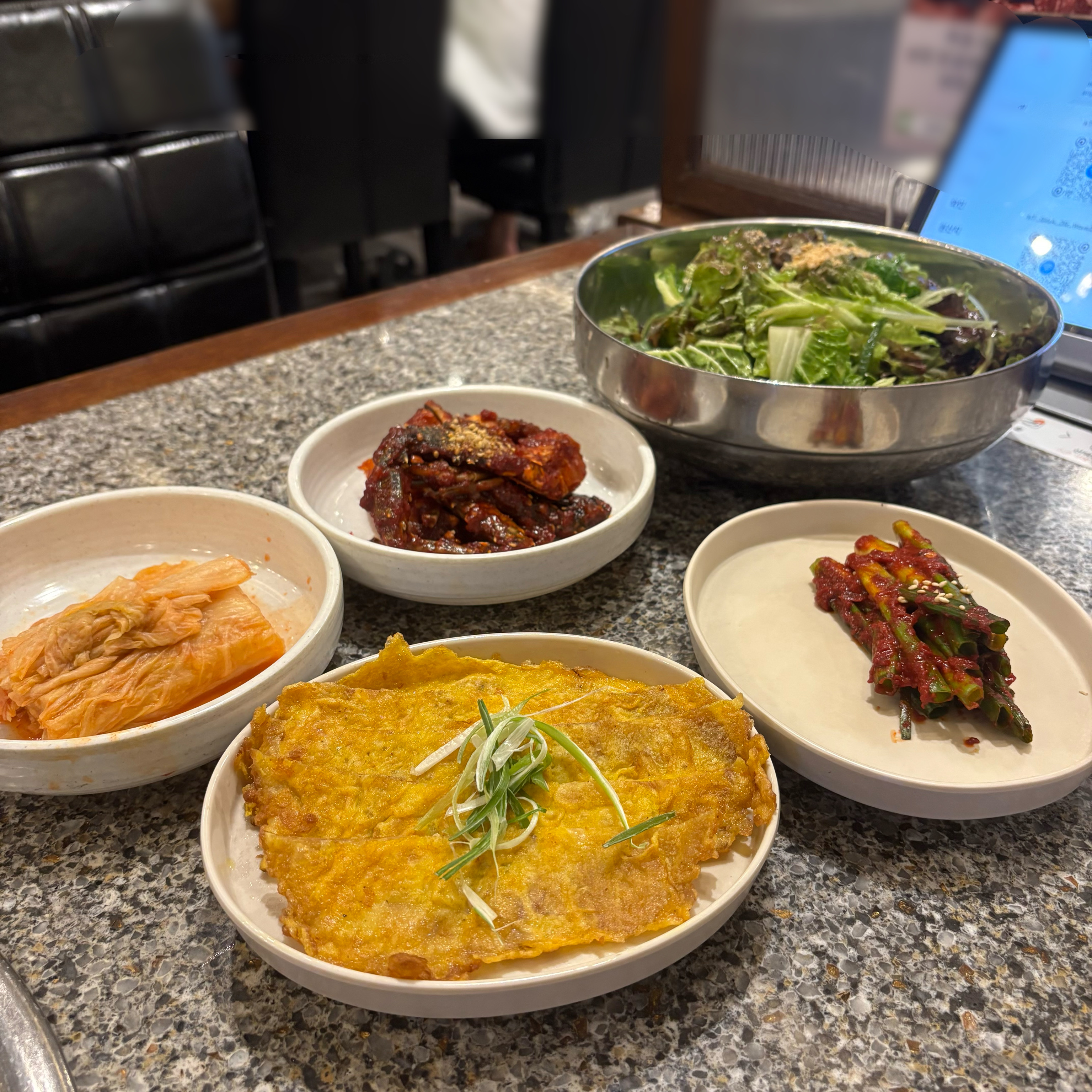 갈비 이미 맛있고 반찬들 다채롭고 고급스러운 갈비만! 다 구워주시고 아이들 놀이방도 있어서