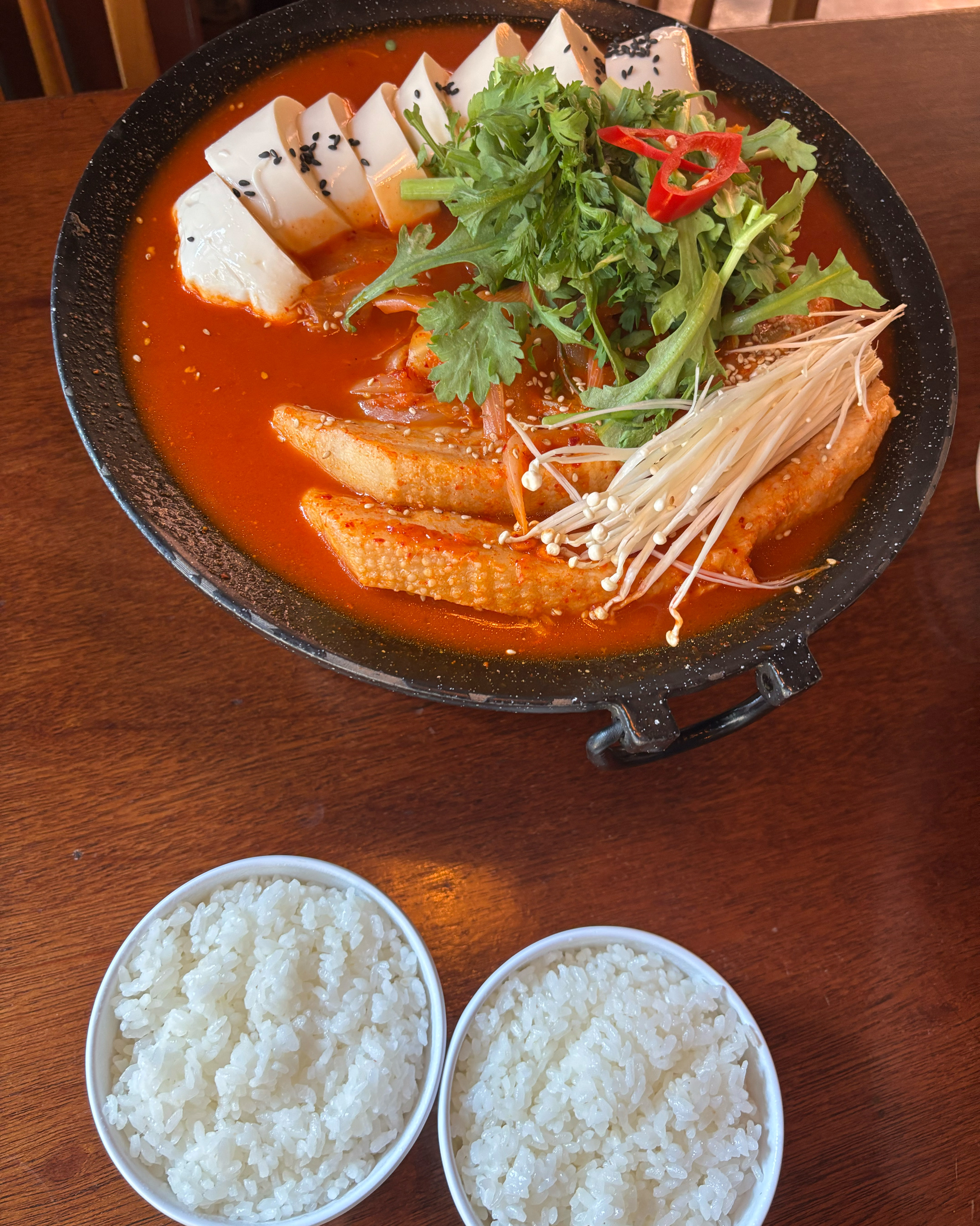 음식 양도 좋고 맛도 있어서 너무 잘 다녀간 식당이었습니다! 인테리어도 이뻐서 먹는 내내 