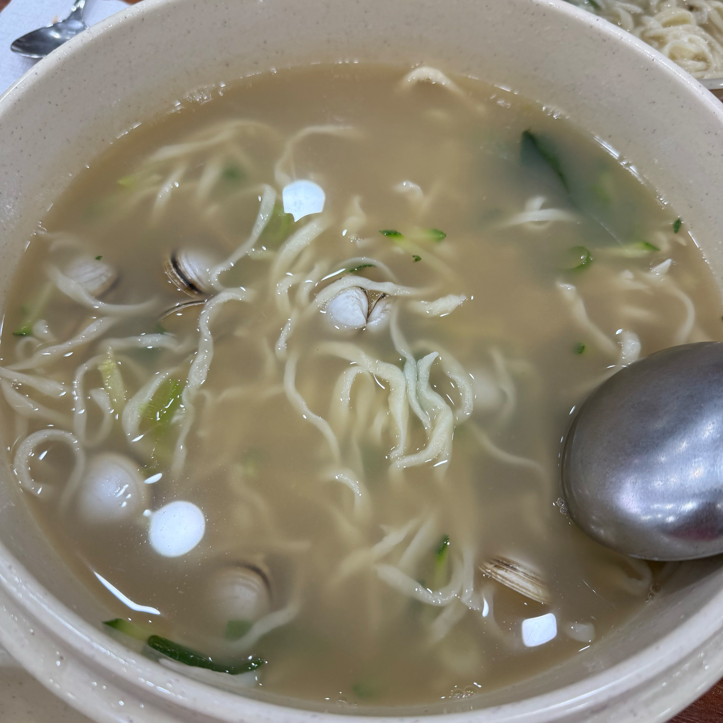 대전은 칼국수맛집이 많다고 해서 ~ 들려봤는데 ! 맛있어요!! 김치도 진짜 ! 맛있어요 매