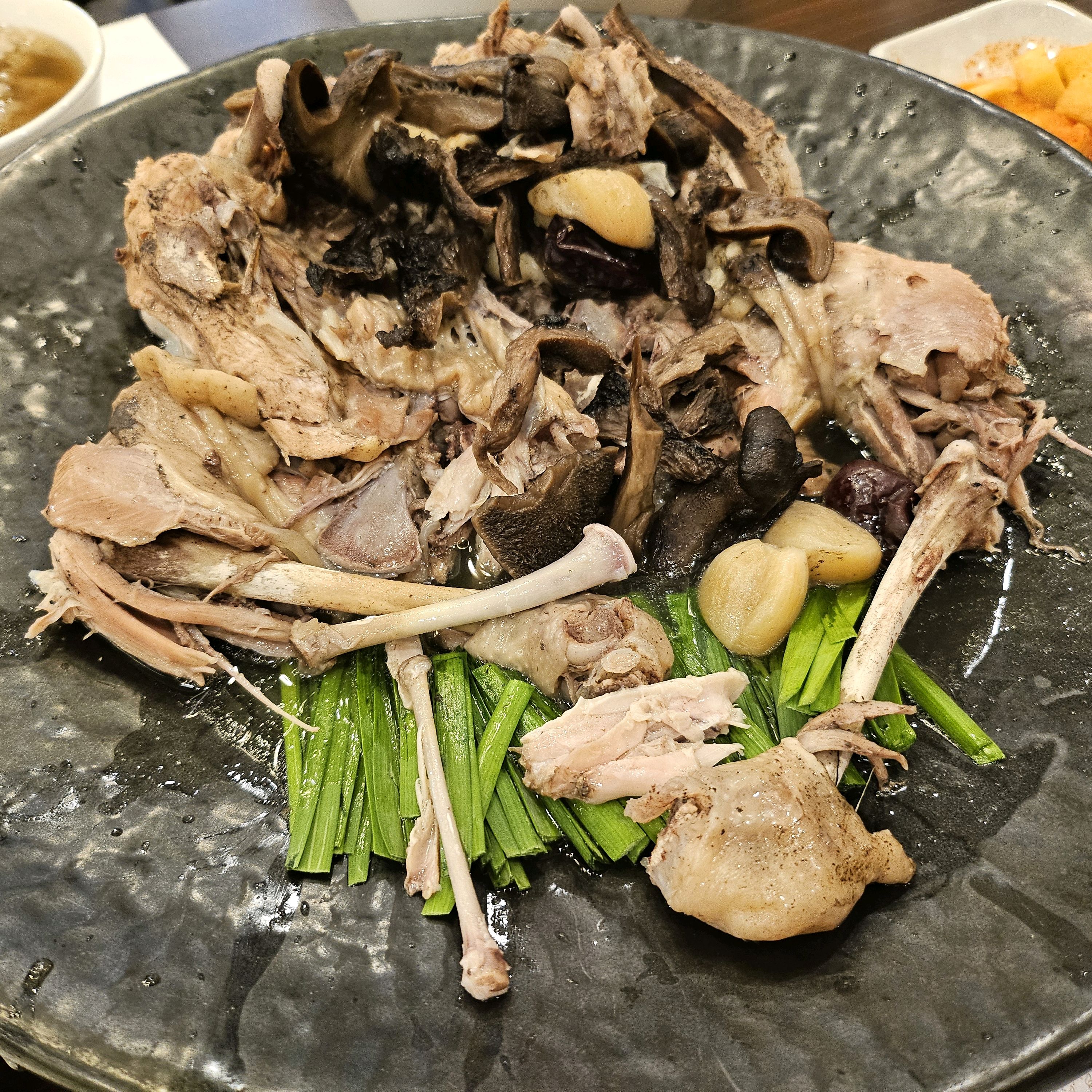 성서 토종닭 능이백숙은 깊고 진한 국물 맛이 일품입니다. 능이버섯의 향이 진하게 배어 있어