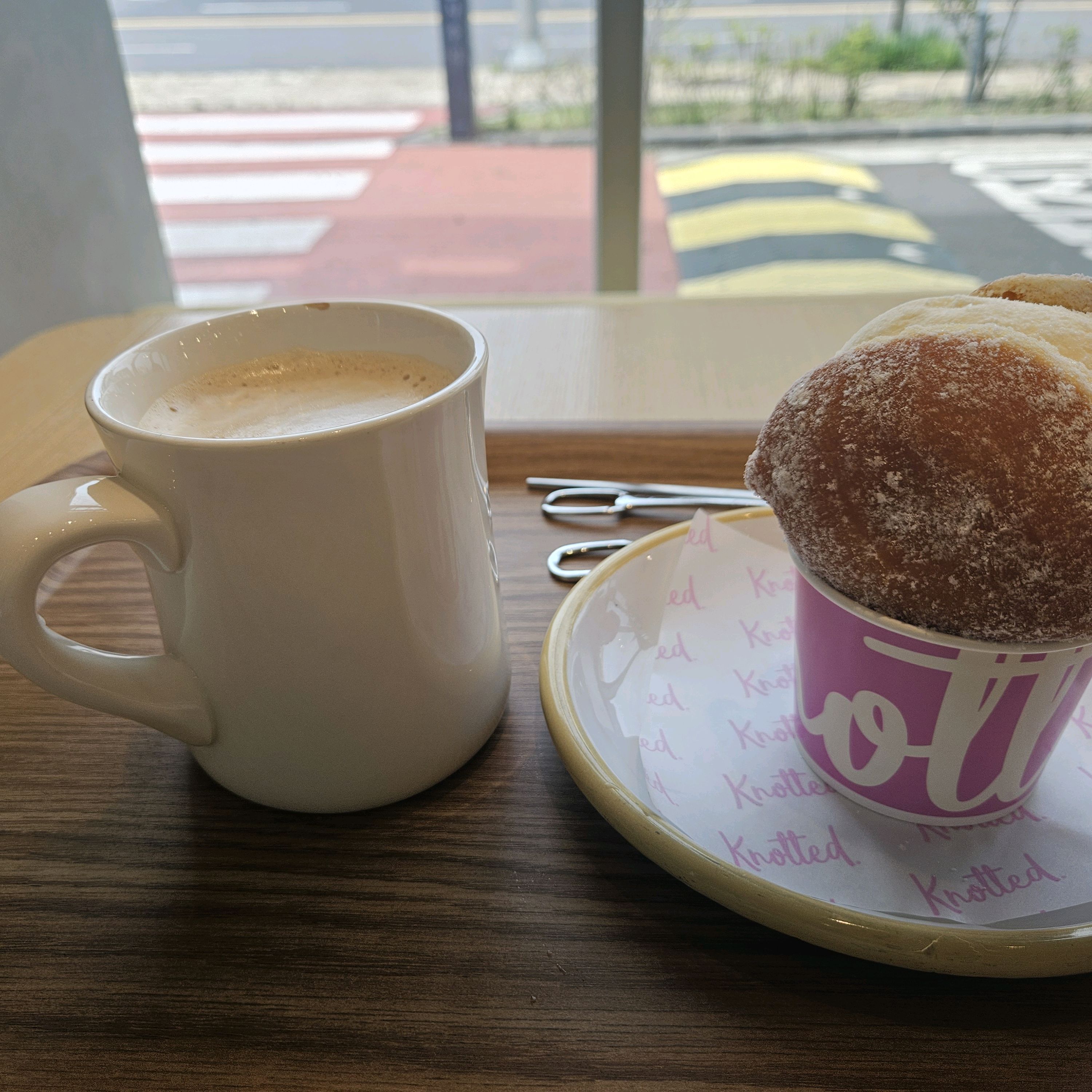 맛있는 도넛과 달달한 차를 먹었더니 제주도 가족 여행 마지막 날의 우울했던 느낌이 사라졌습