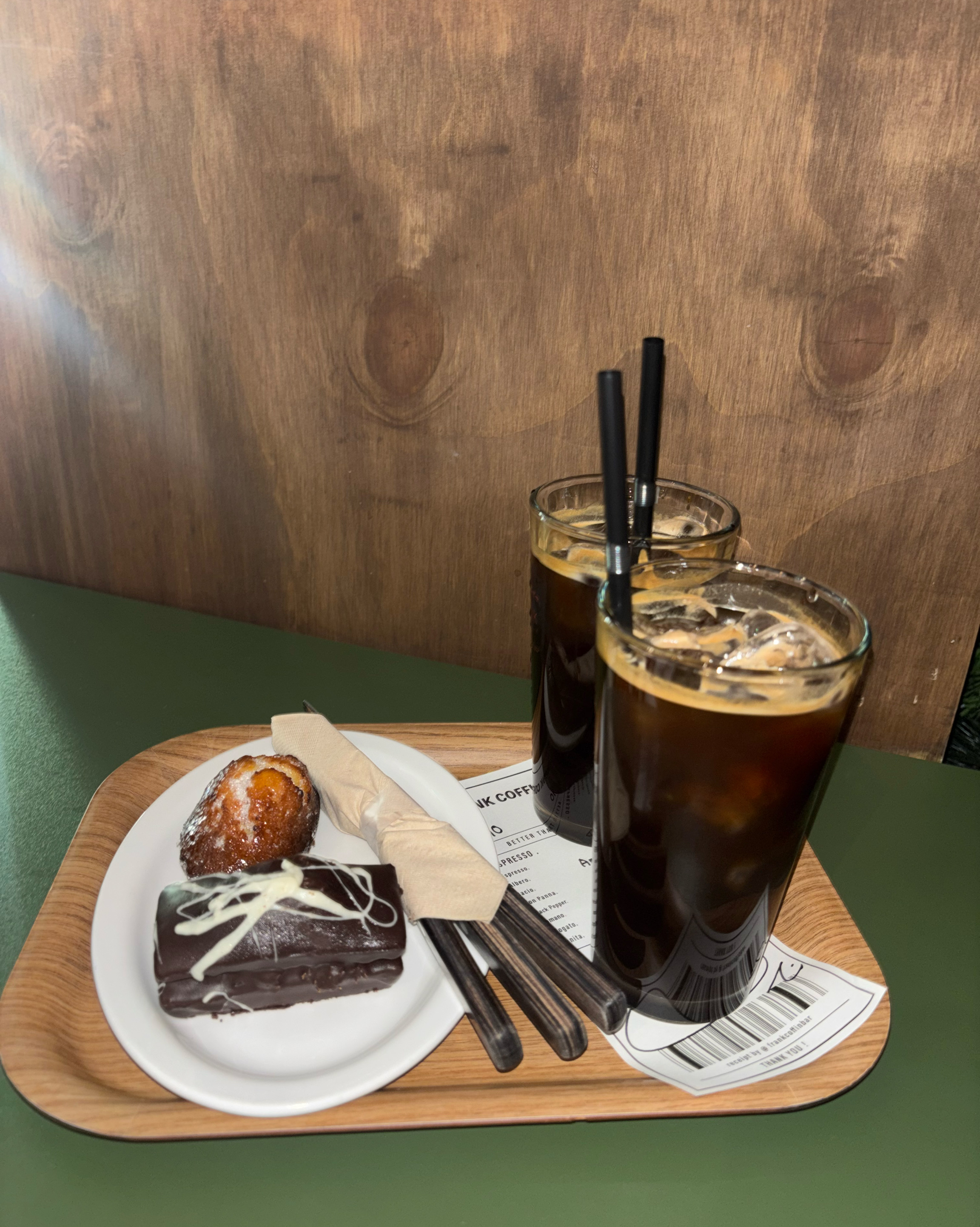 커피가 맛있고 두바이초코 휘낭시에는 처음 먹어봤는데 너무 달지 않고 맛있어요😋😋 - 대전 맛집 프랭크커핀바 대전둔산점