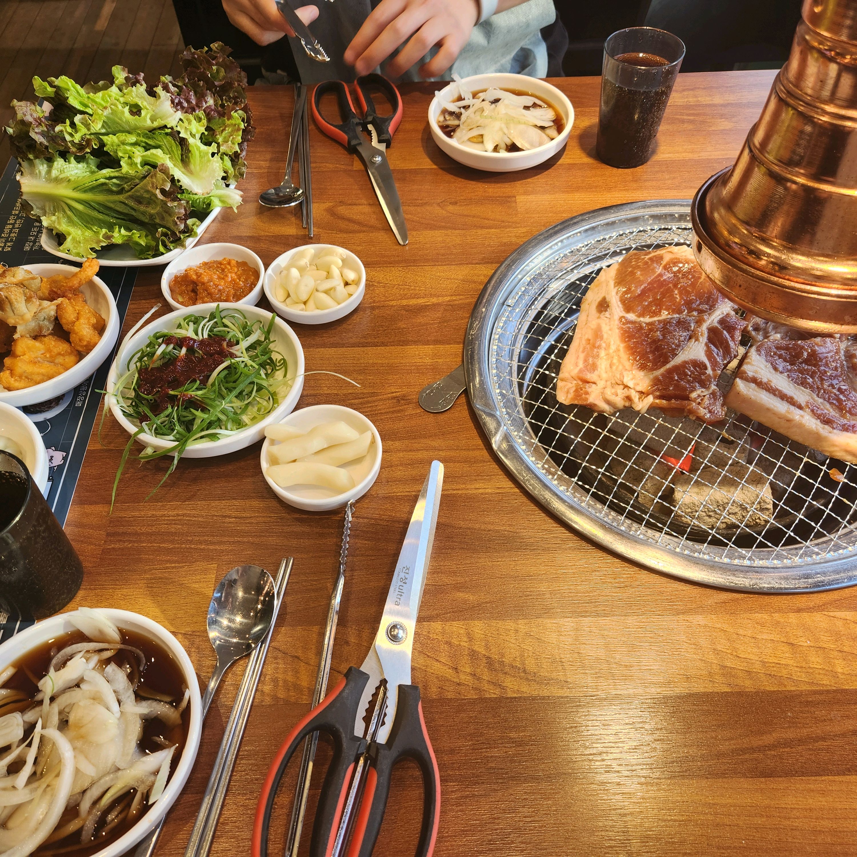 반찬이 깔끔하고 좋아요 고기 맛도 나쁘지 않습니다 외식 메뉴 강추 - 대구 맛집 고기싸롱 대구칠곡3지구점