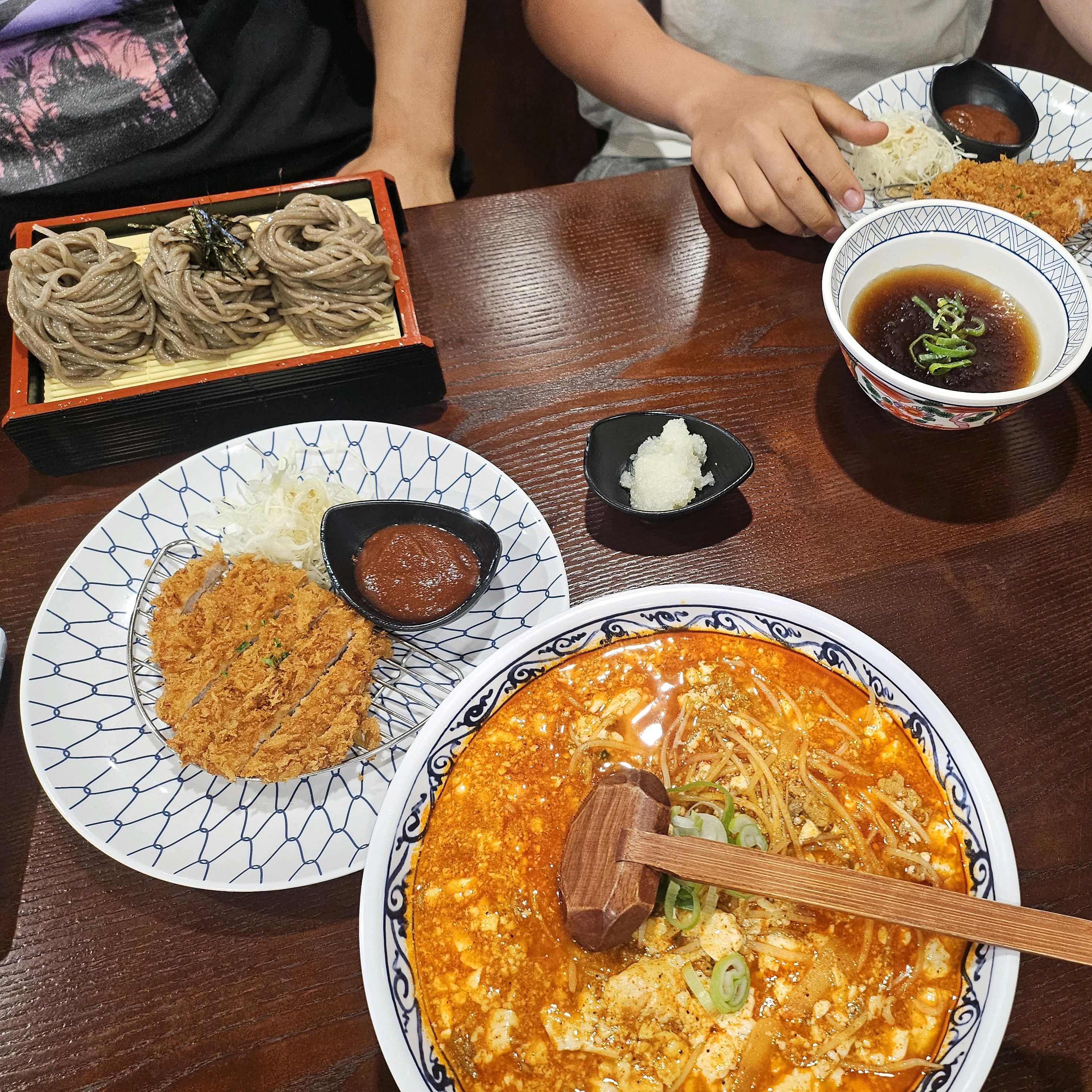 첨 왔는데 깨끗하고 소바가 넘맛있어요 - 경주 충효 맛집 삼동소바 경주 아당지점