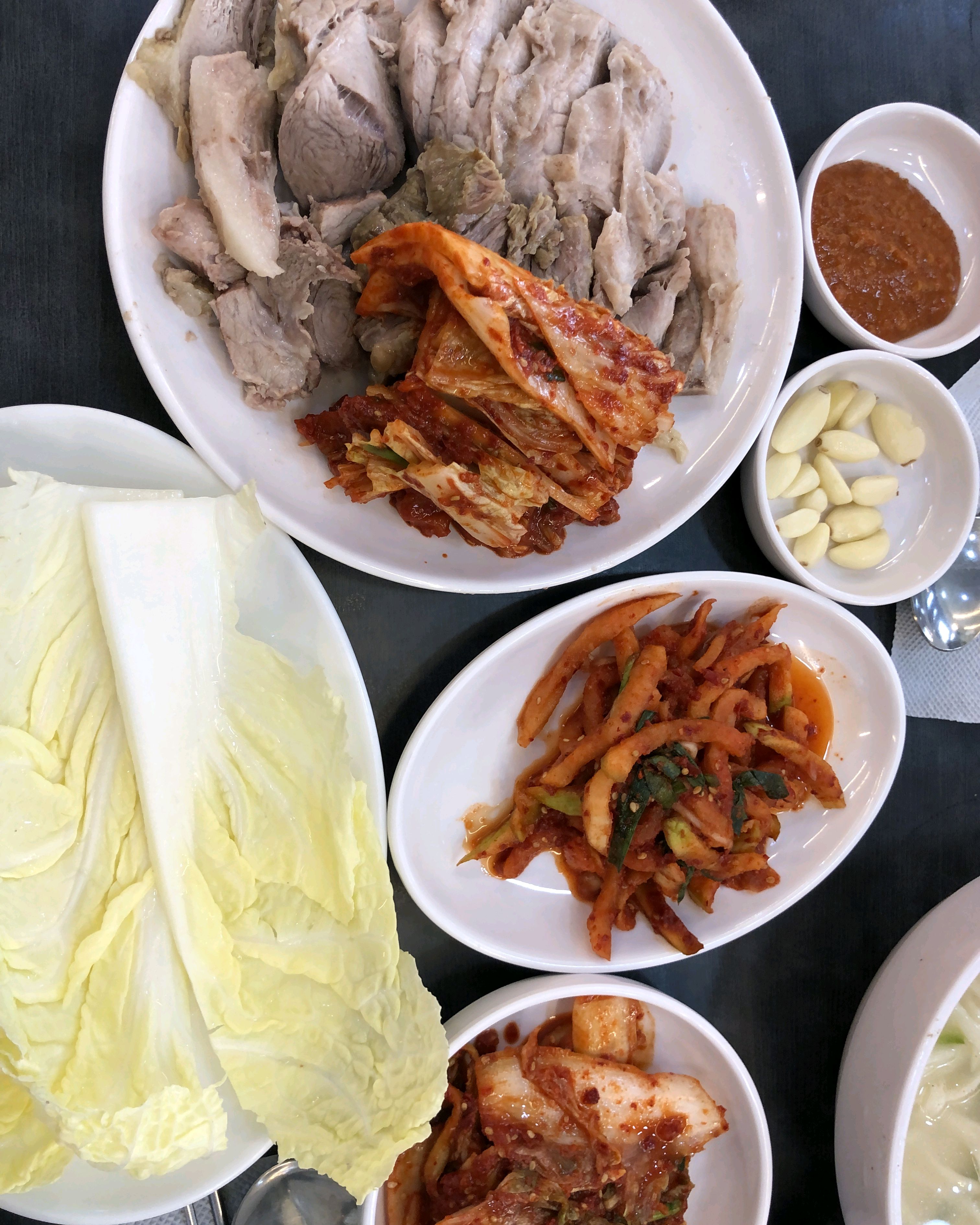 맛있어요~ 손님이 많네요! - 성수 맛집 훼미리손칼국수보쌈