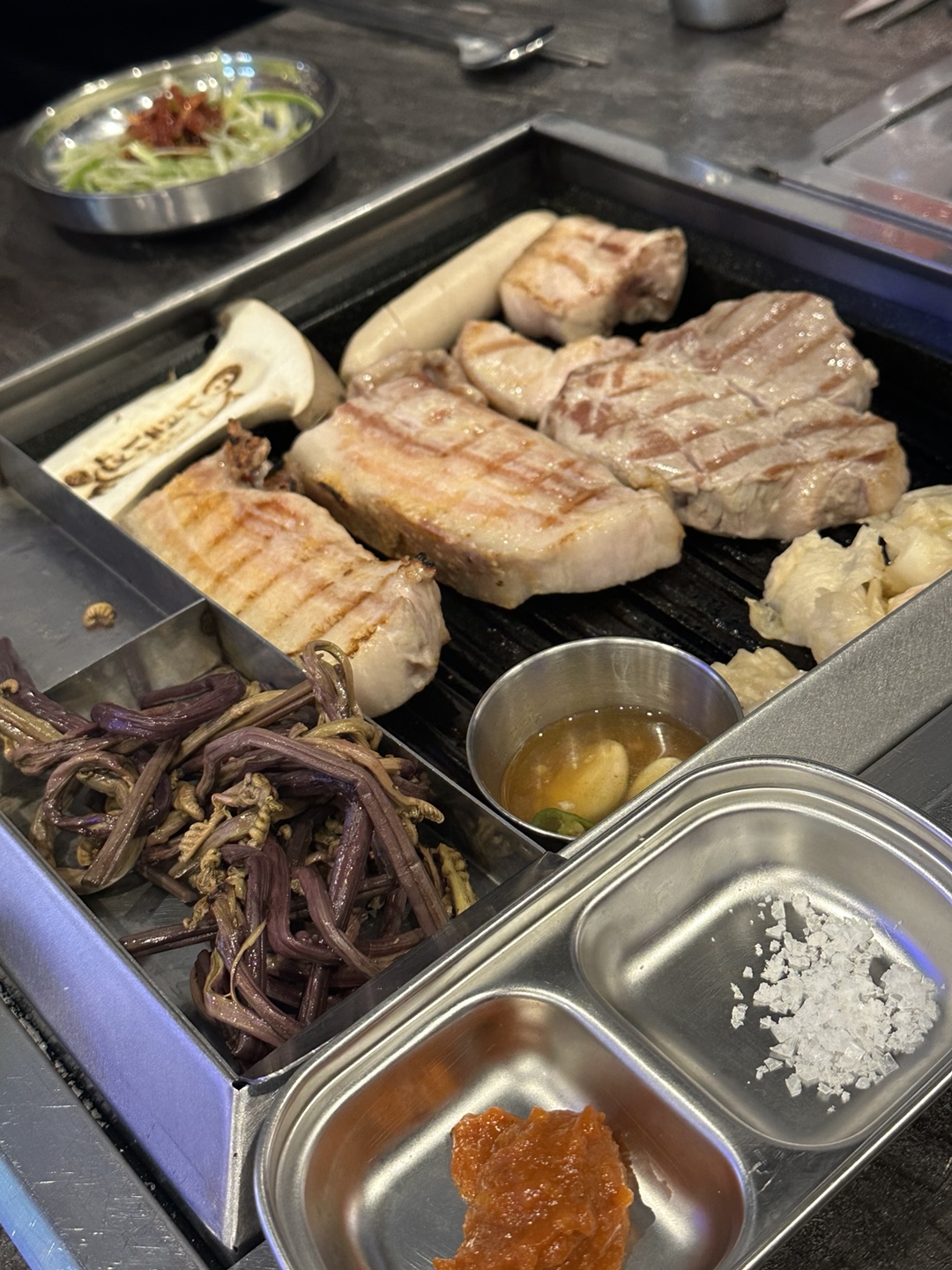 공항 근처에 맛있는집 찾아보다가 먹게됐는데 깔끔하고 맛있습니다!!! 고기도 다 구워주셔서