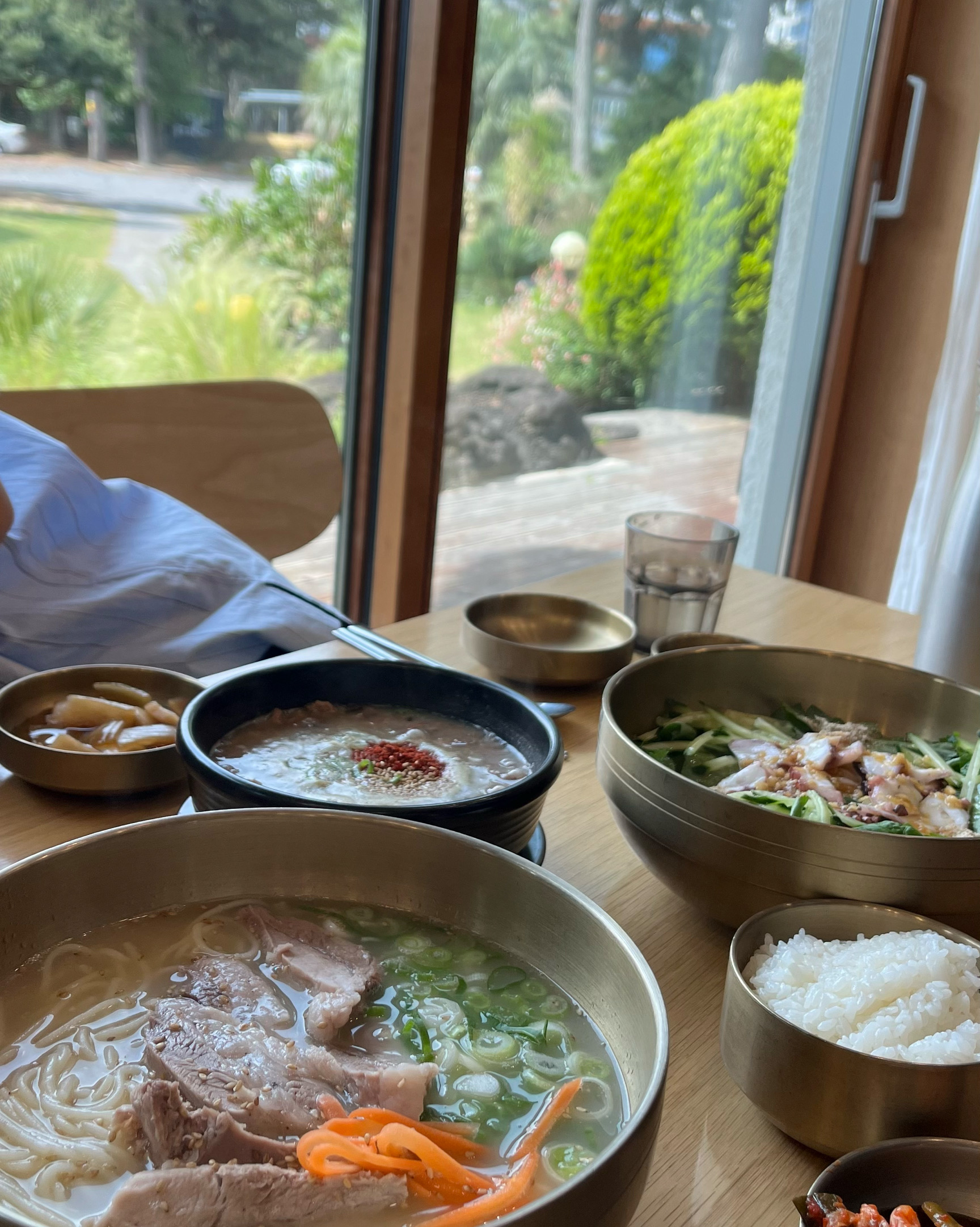 정말 맛있어요!! 정원도 너무 이쁘고 밑반찬도 너무 맛있어요!! 돌문어들기름국수가 진짜 너