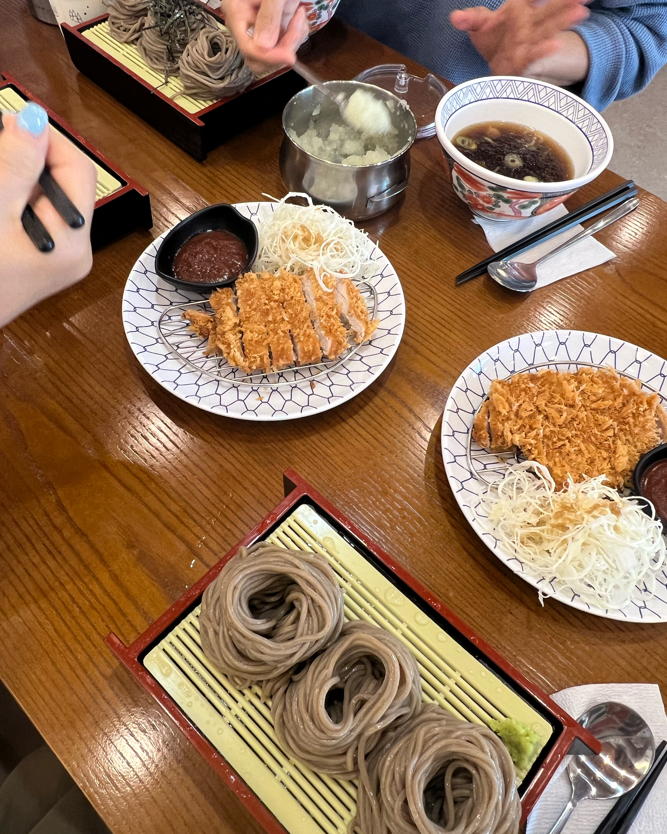 날이 여름같아서 뭘 먹을까 고민하다 방문했는데.. 매장도 깔끔하고 진짜 넓고… 음식도 빠르