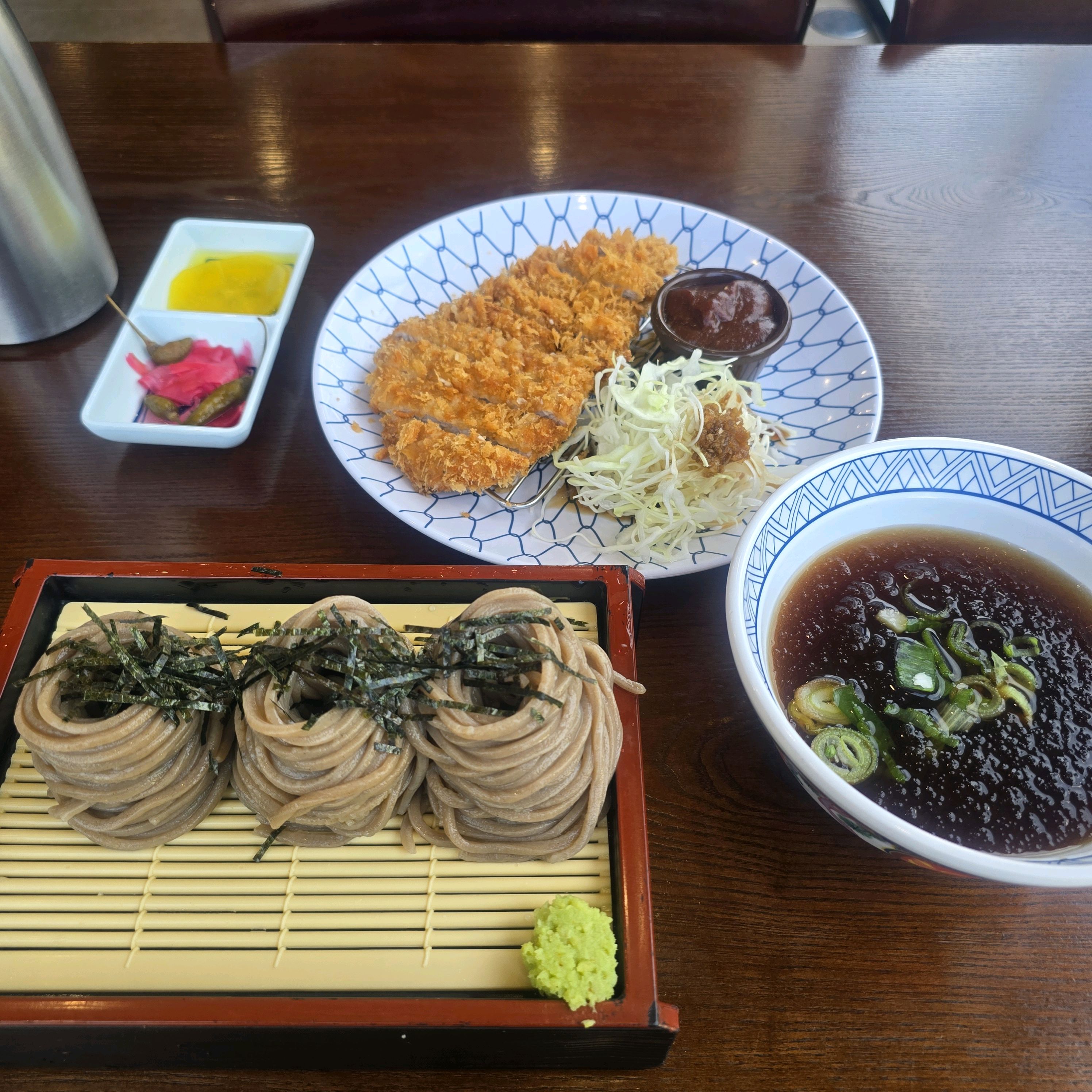 메밀소바 평소에 좋아해서 집에서도 만들어 먹는편인데 생면이 아니라서 아쉬웠어요.여기는 생활