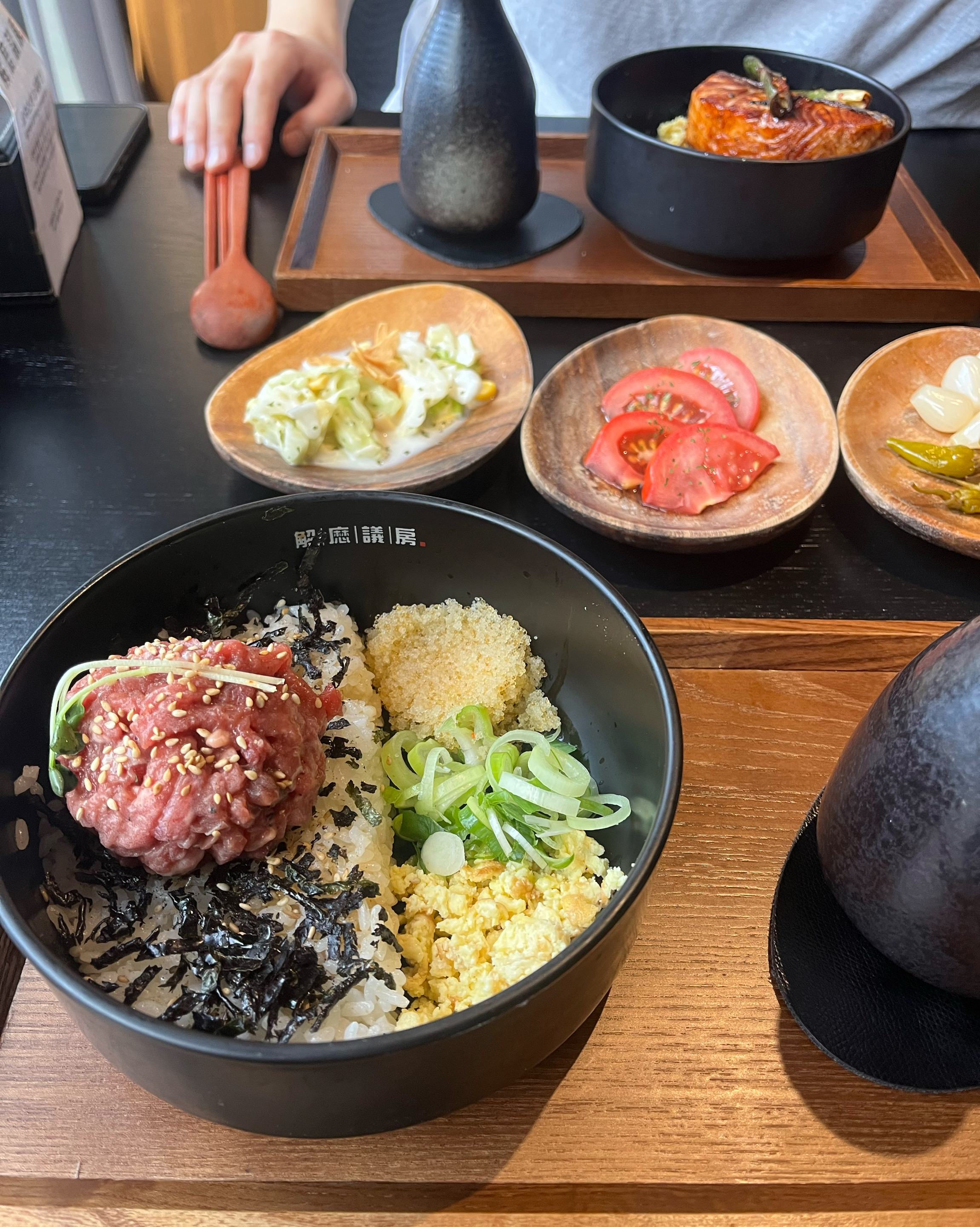오차즈케 아주 맛있어요! 간도 적당하고 구성도 좋아요 둘 다 정말 맛있는데 육회보다는 연어