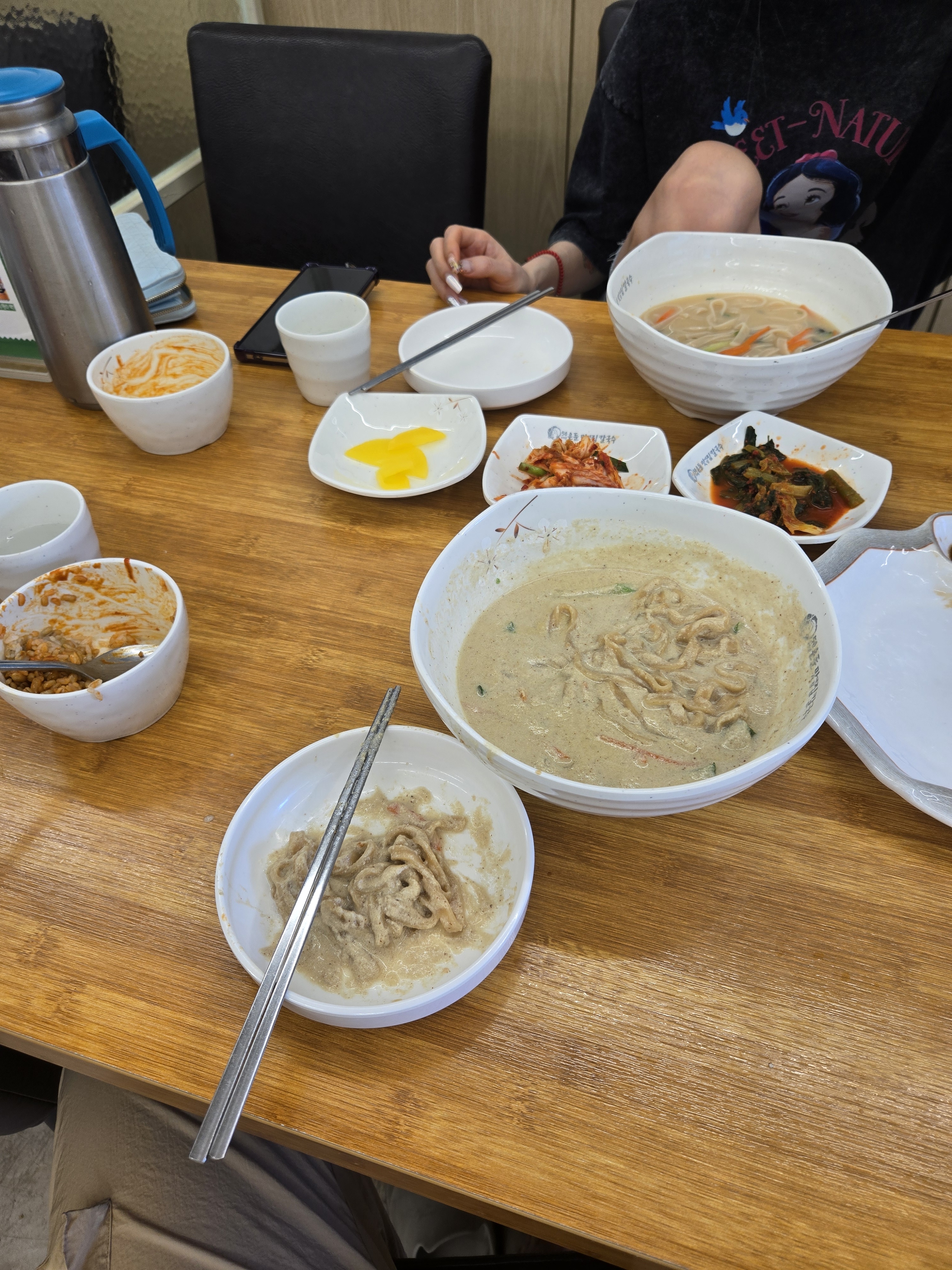 먹는도중 맛있어서 리뷰남겨요.. 들깨칼국수 구수하니 시원하고,전통칼국수도 감칠맛 좋네요!