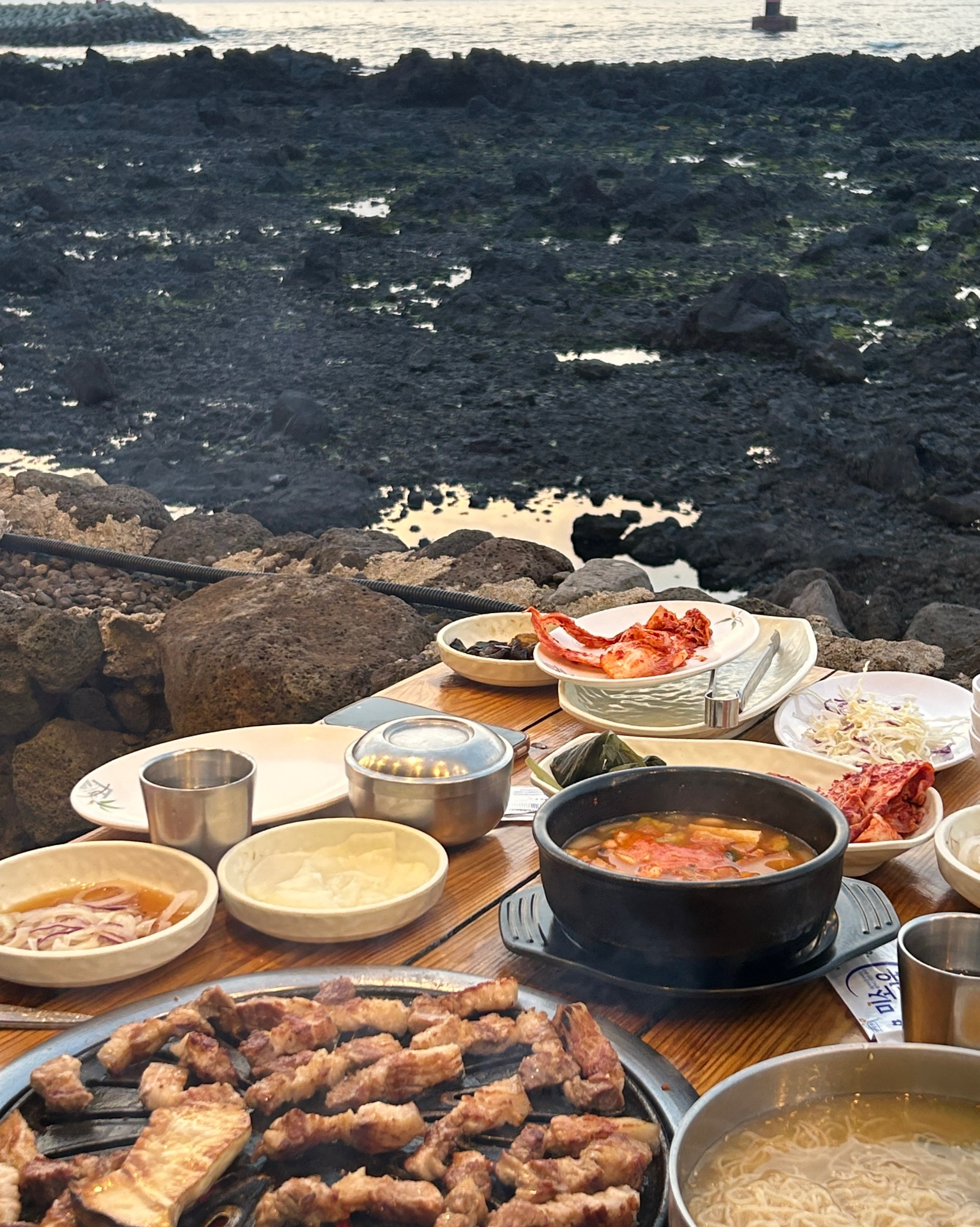 야외 뷰가 너무 좋아요 사장님이랑 직원분도 친절하시고 고기도 맛있었어요! 밖에 고양이들이 