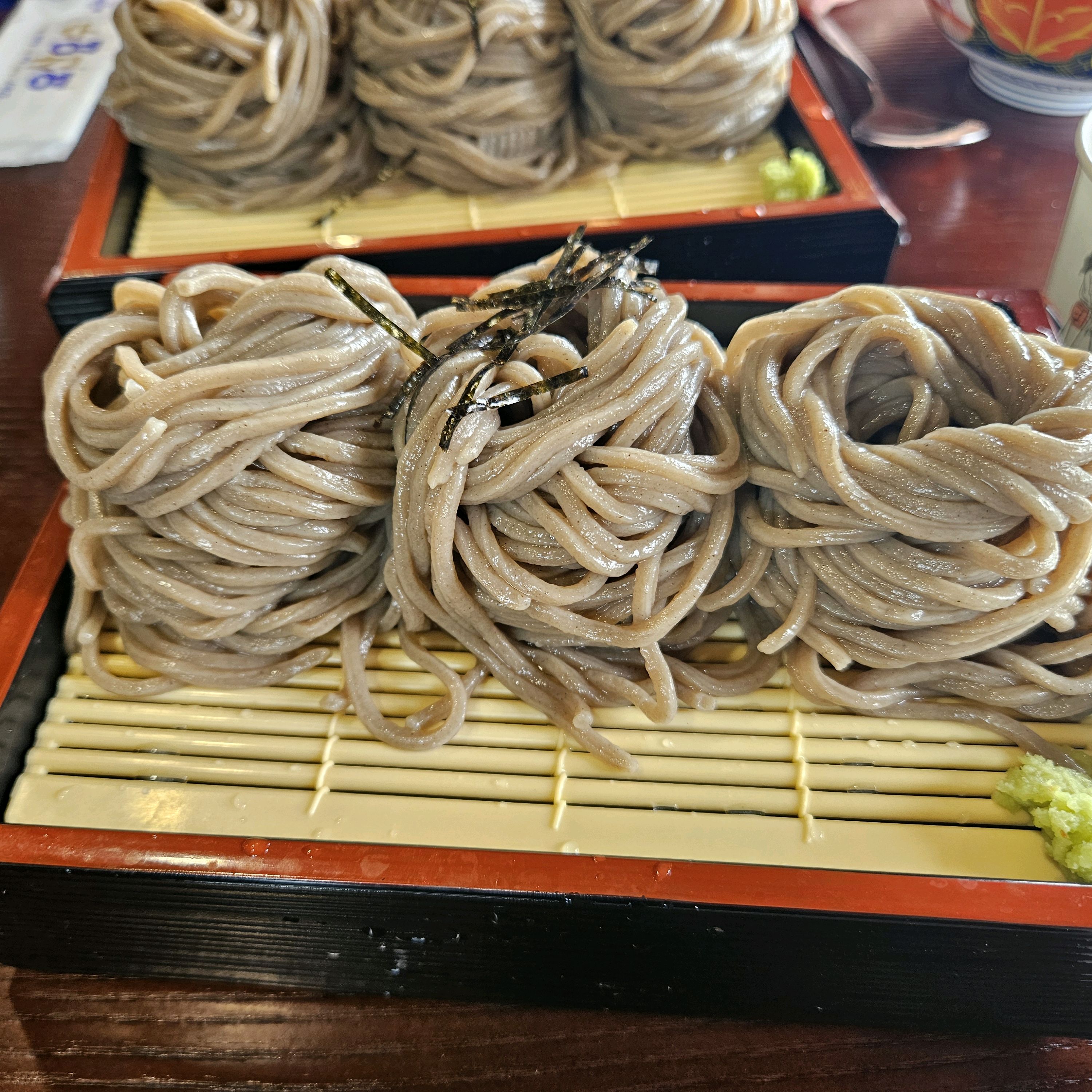 소바 면발 쫠깃하고 육수 진해서 맛있어요! 돈까스도 맛집이네요 호수 뷰도 맛있어요 ㅎㅎ - 경주 충효 맛집 삼동소바 경주 아당지점