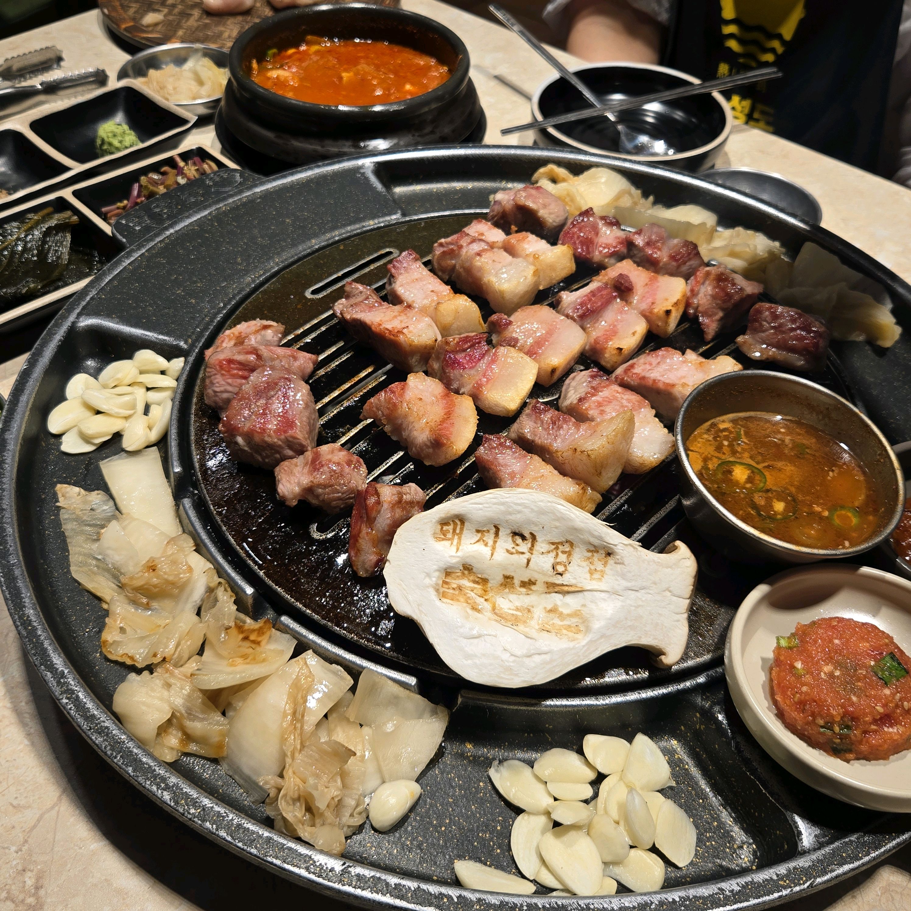 숙성목살이랑 삼겹살 먹었는데 구워줘서 좋고 그래서 더 맛있는것같아요. 누가 구워주느냐에따라