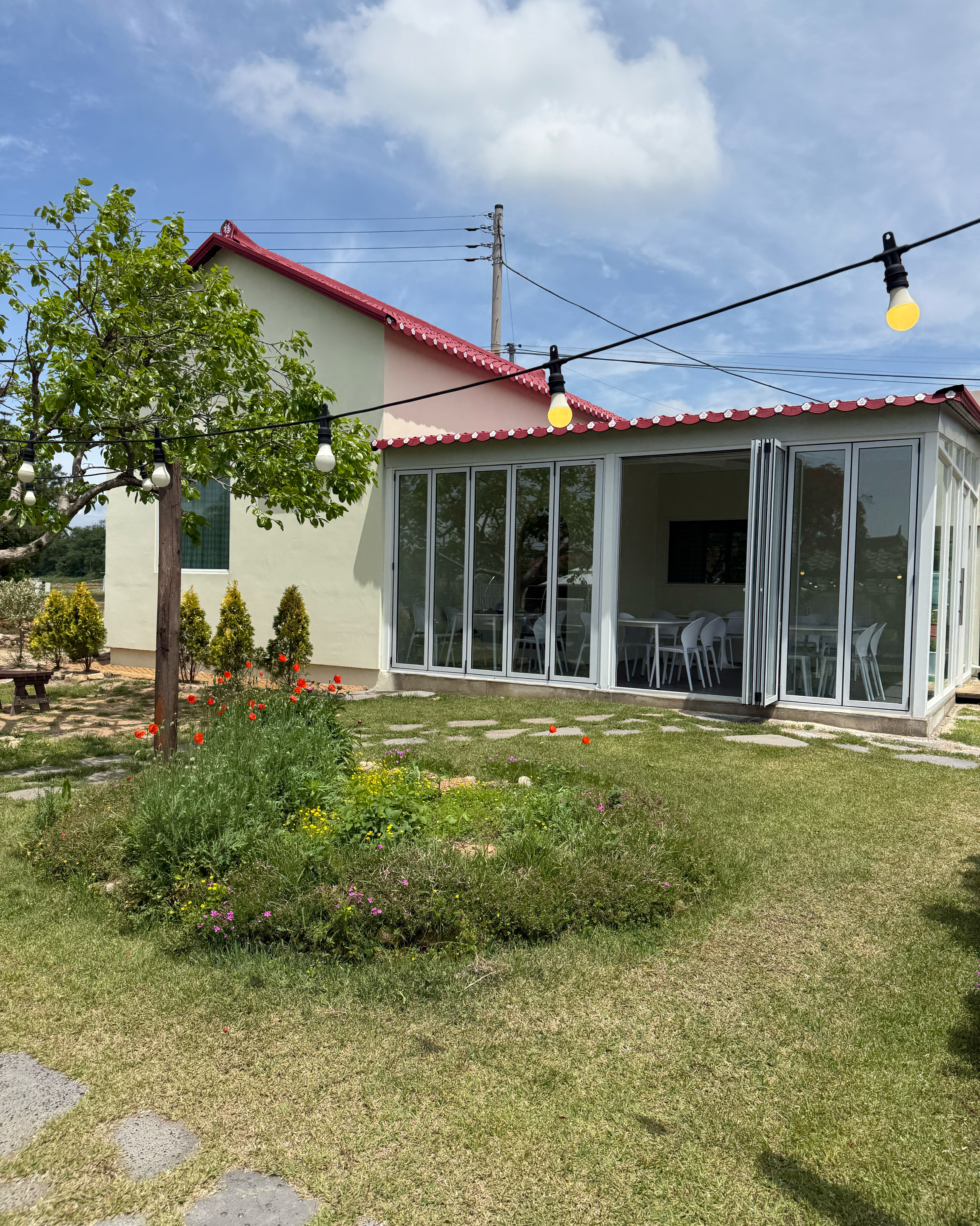 카페 외관과 정원 풍경