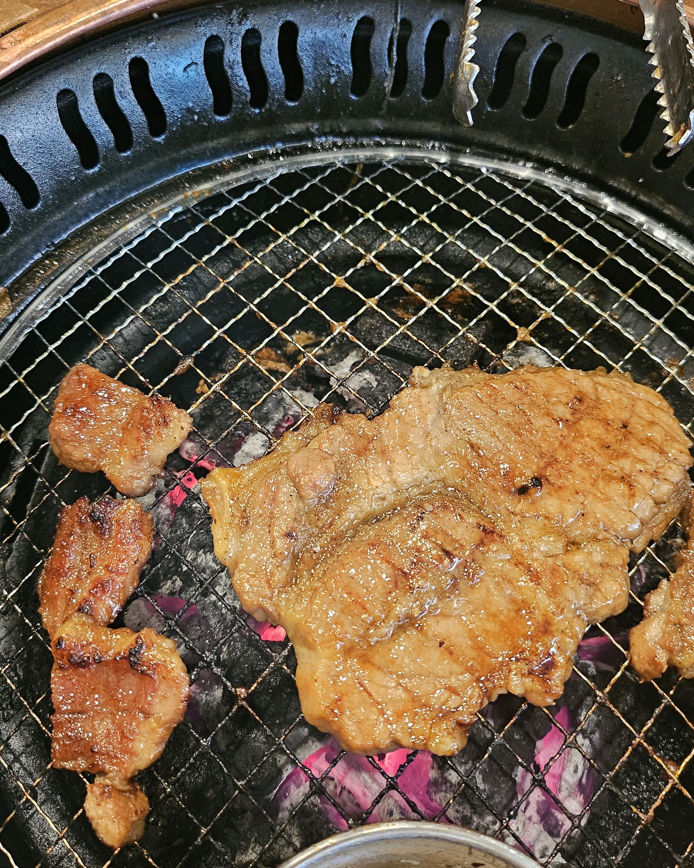 저녁 시간인데 웨이팅 없이 바로 입장 한시간 넘게 먹고 나올때까지 한산 했어요. 돼지갈비