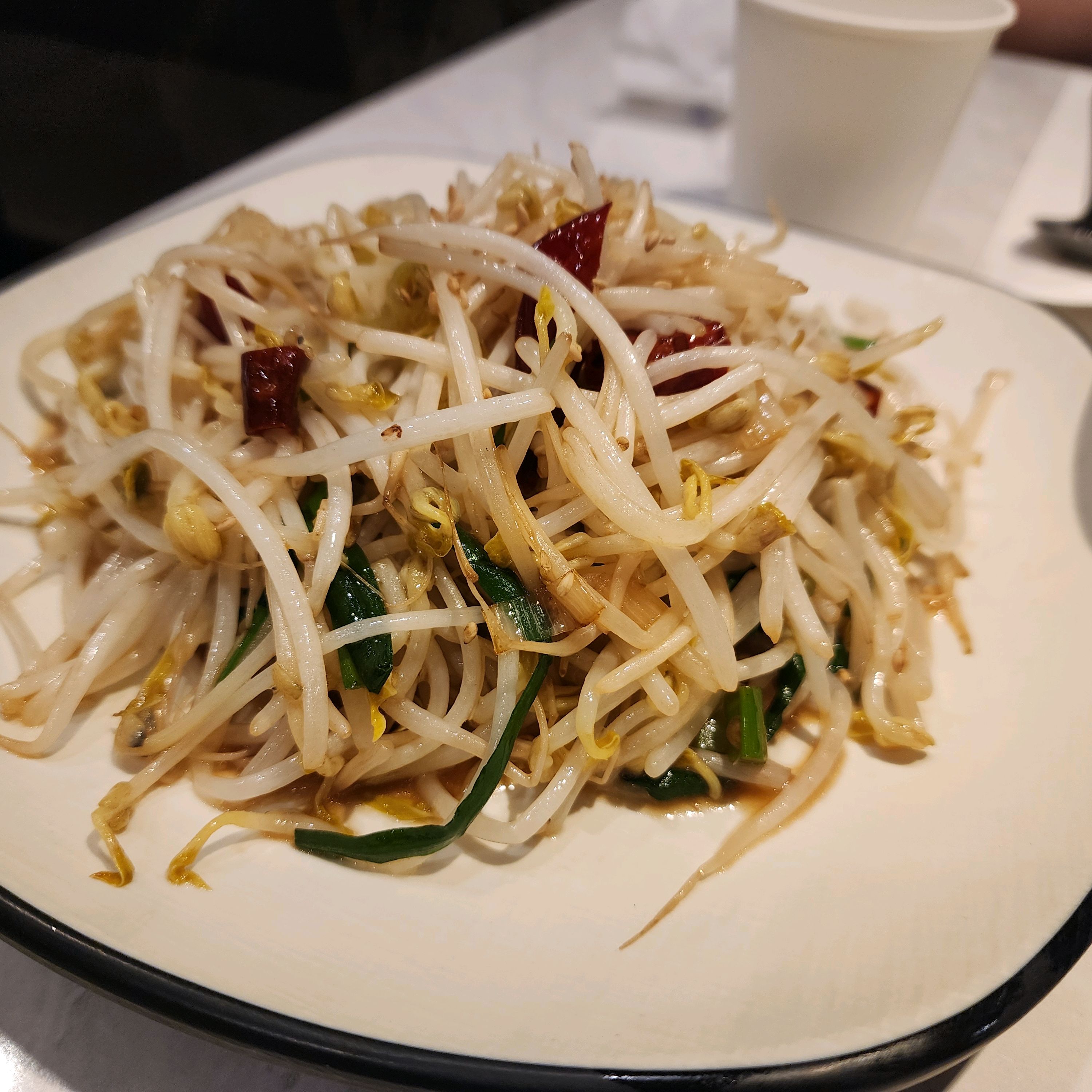 숯불 위에서 잘 익어가는 양갈비