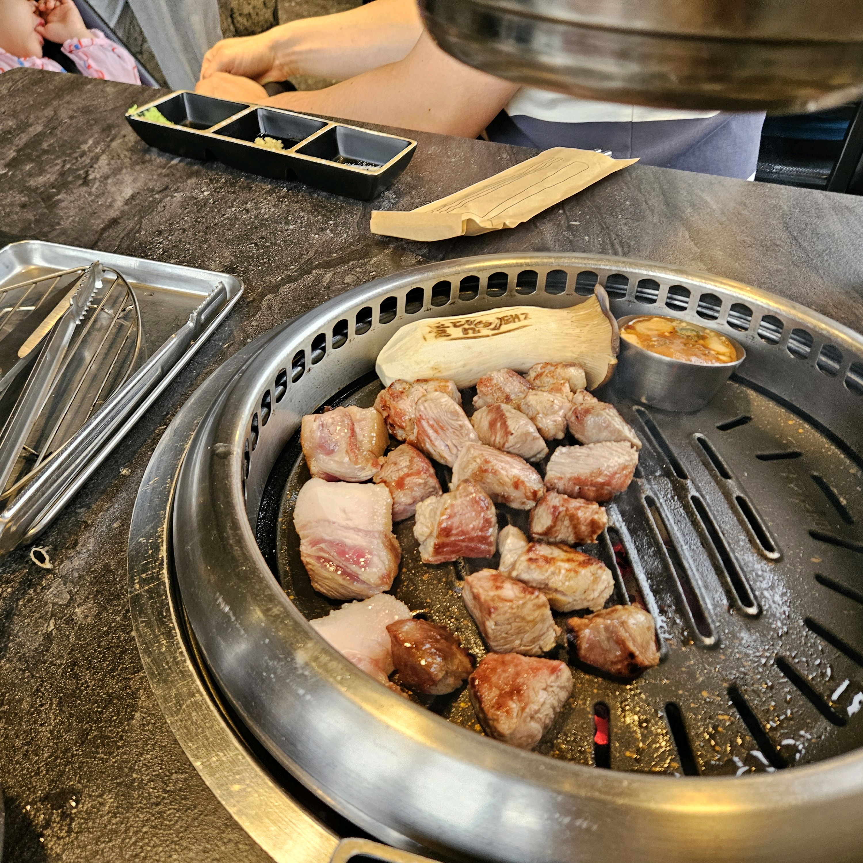 유아의자 있는곳만 검색해서 다니는데 직원들 모두 친절하시고 고기도 맛있네요!! 아이랑 식당