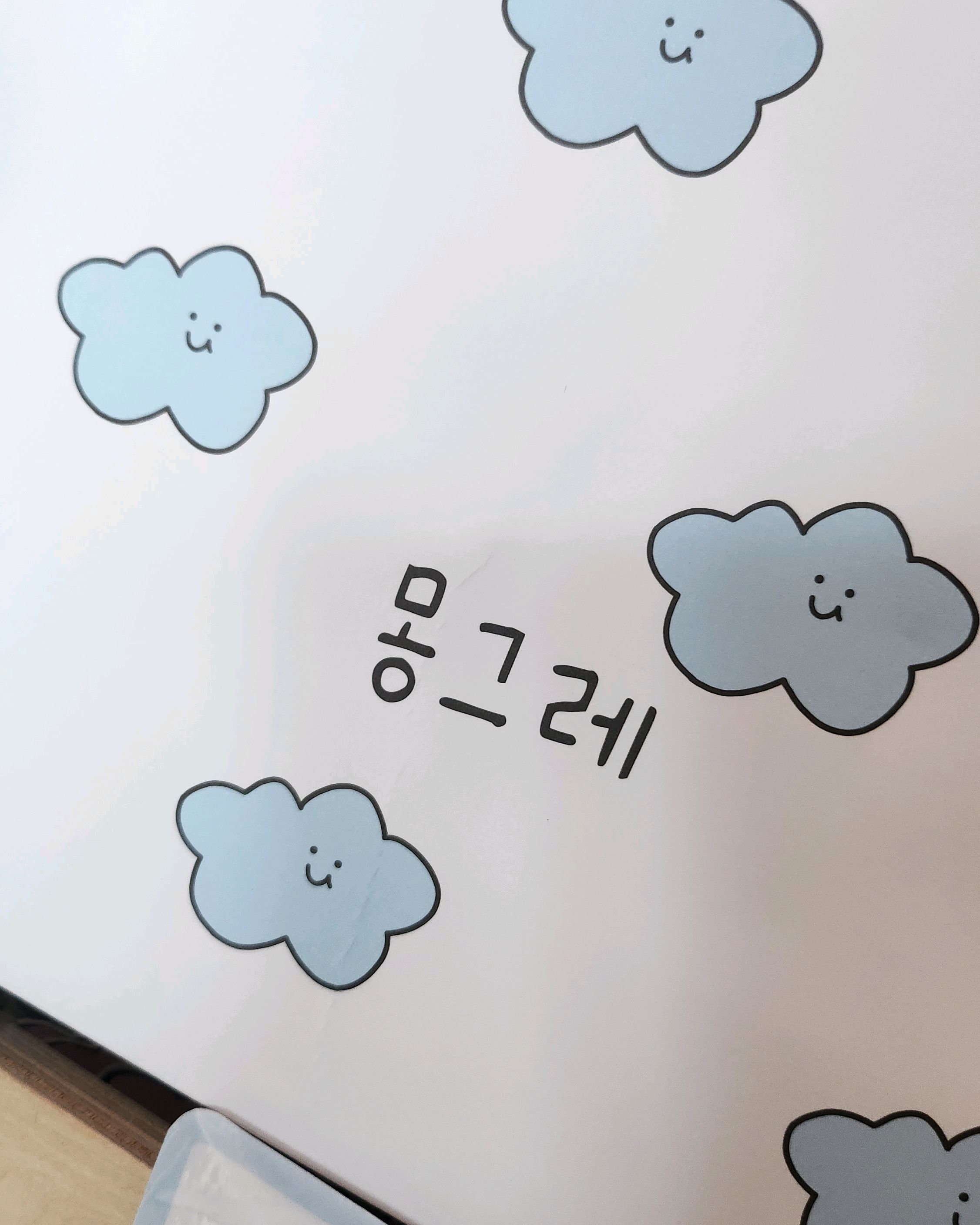 친구들과 제주 며행중 알게된 몽그레 찰보리과자정입니다. 매장도이쁘고과자도넘맛나보여 안족스넙