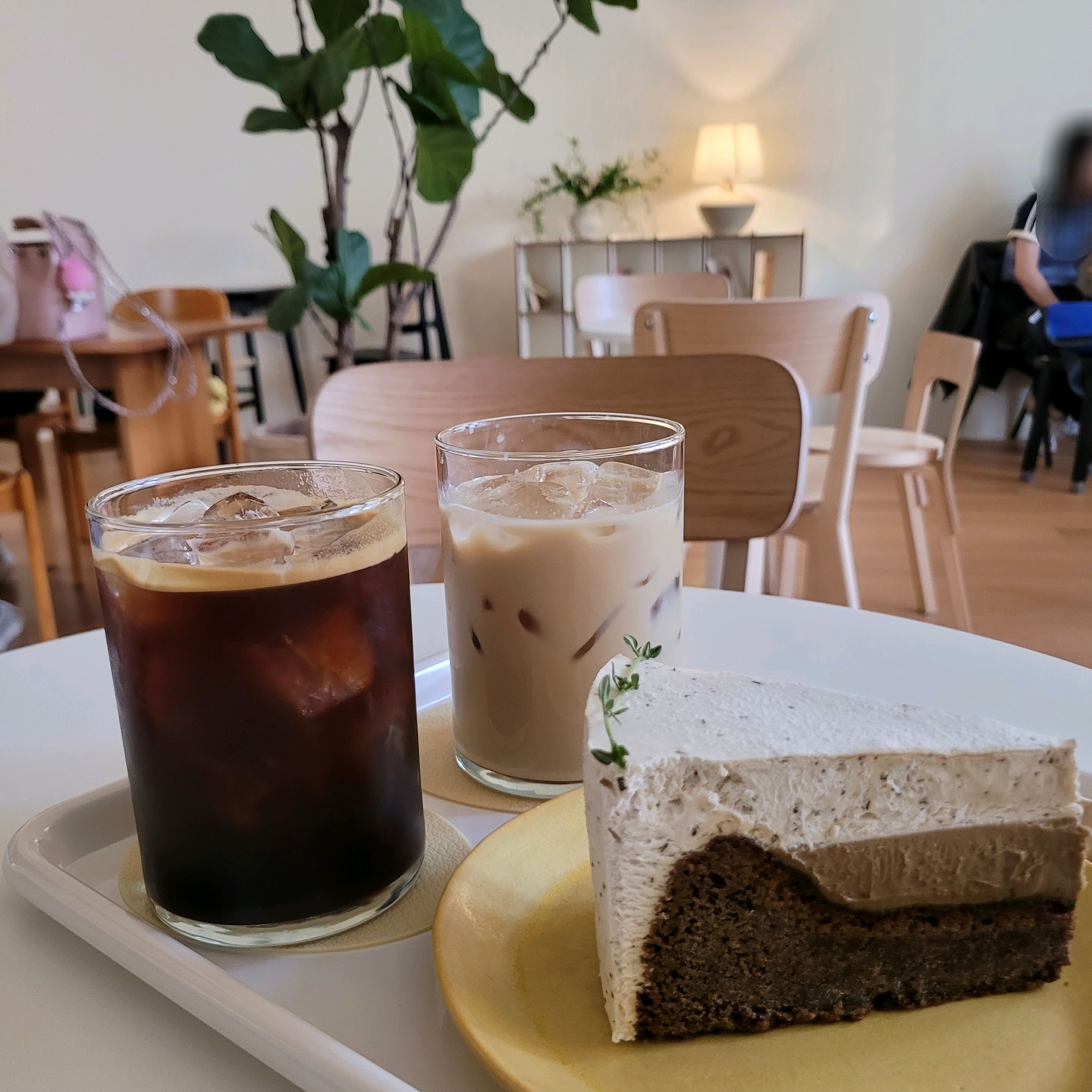 인테리어도 너무 이쁘고 커피랑 디저트도 맛있었어요! - 대전 맛집 인히얼