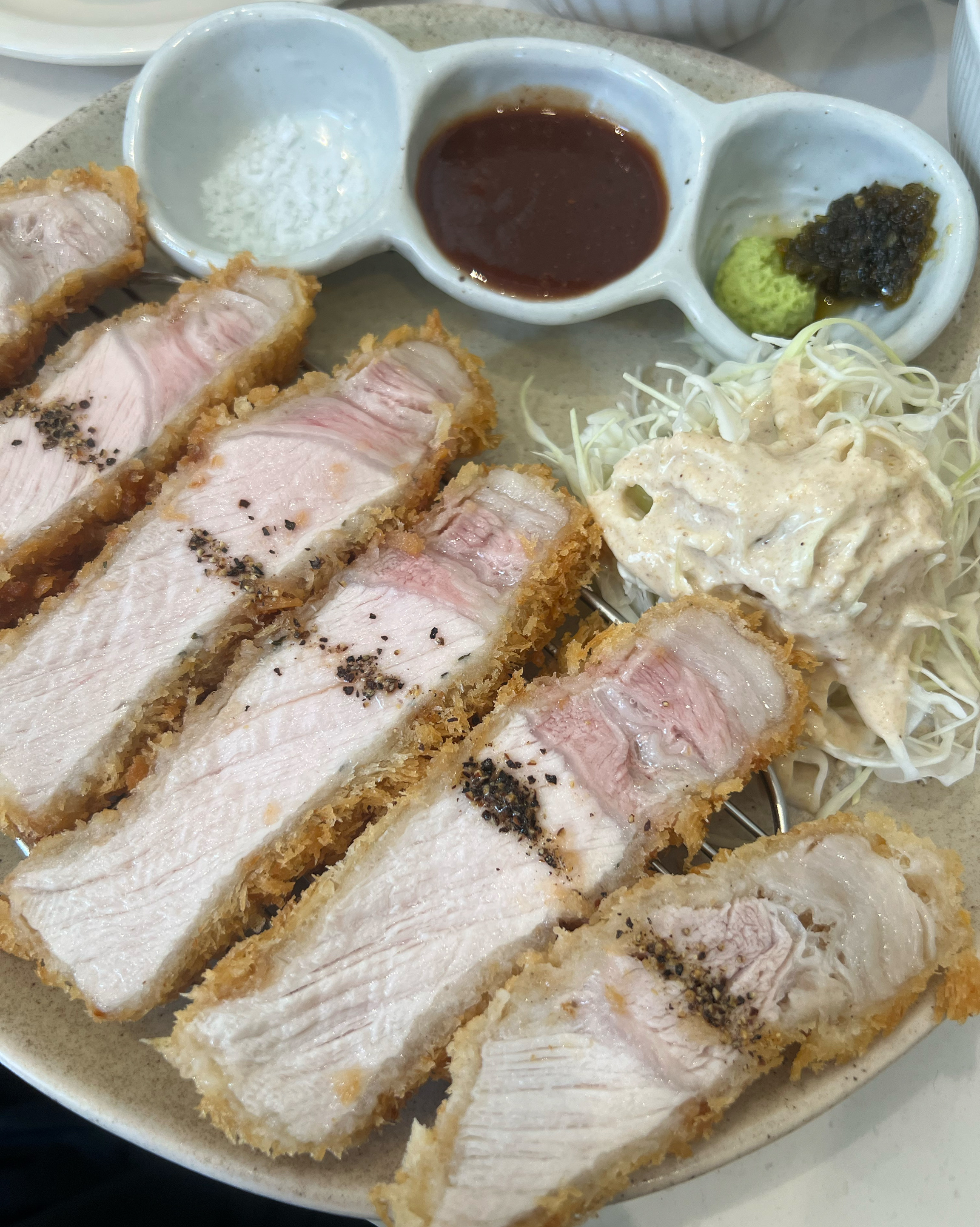 주말 점심이라 웨이팅은 좀 있었는데 기다릴 만한 맛집이었어요! 양도 많고 담백하게 맛있었어
