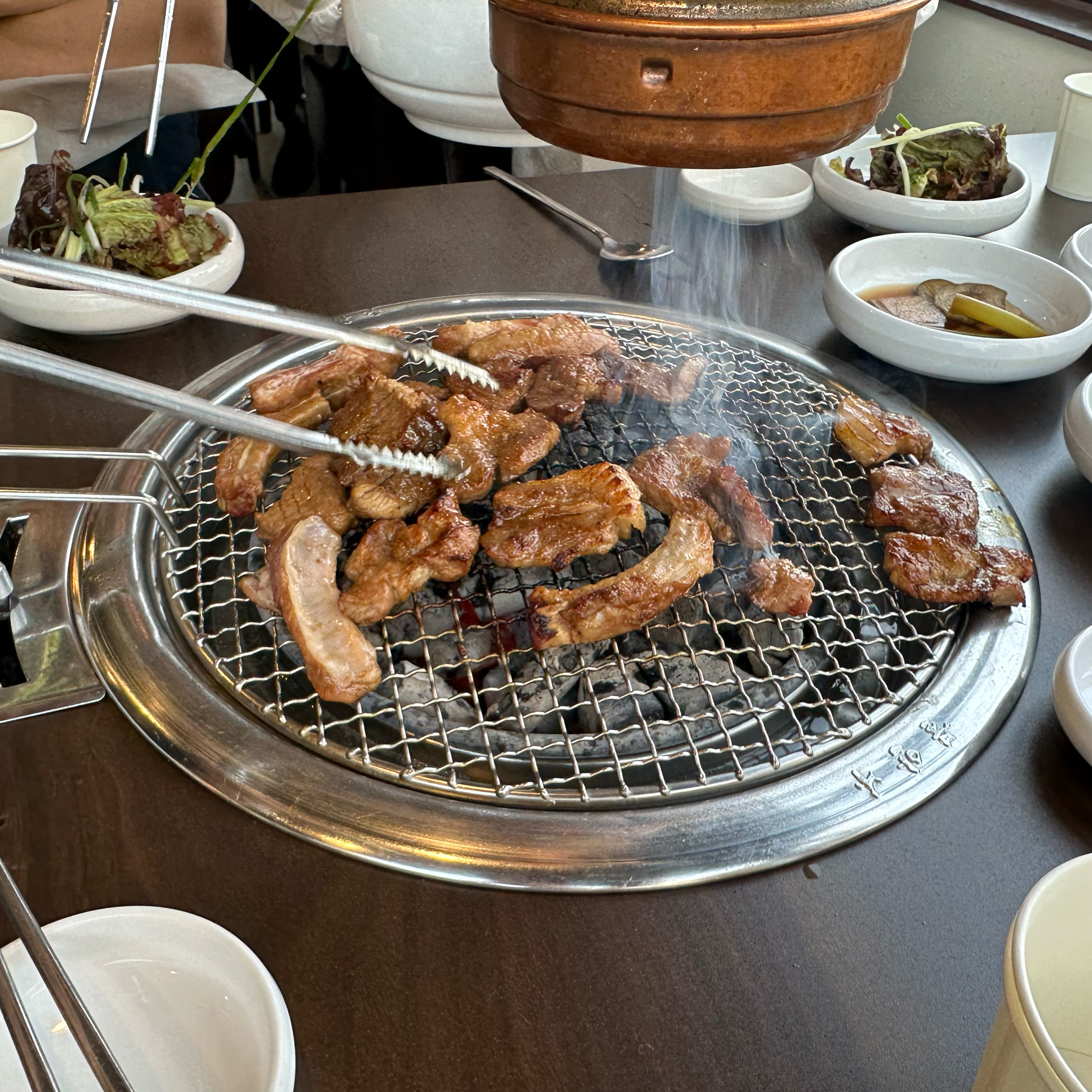 직접 구워주시고, 쾌적해요!! 고기도 맛있어요~! - 대구 맛집 본가숯불돼지갈비 수성못점
