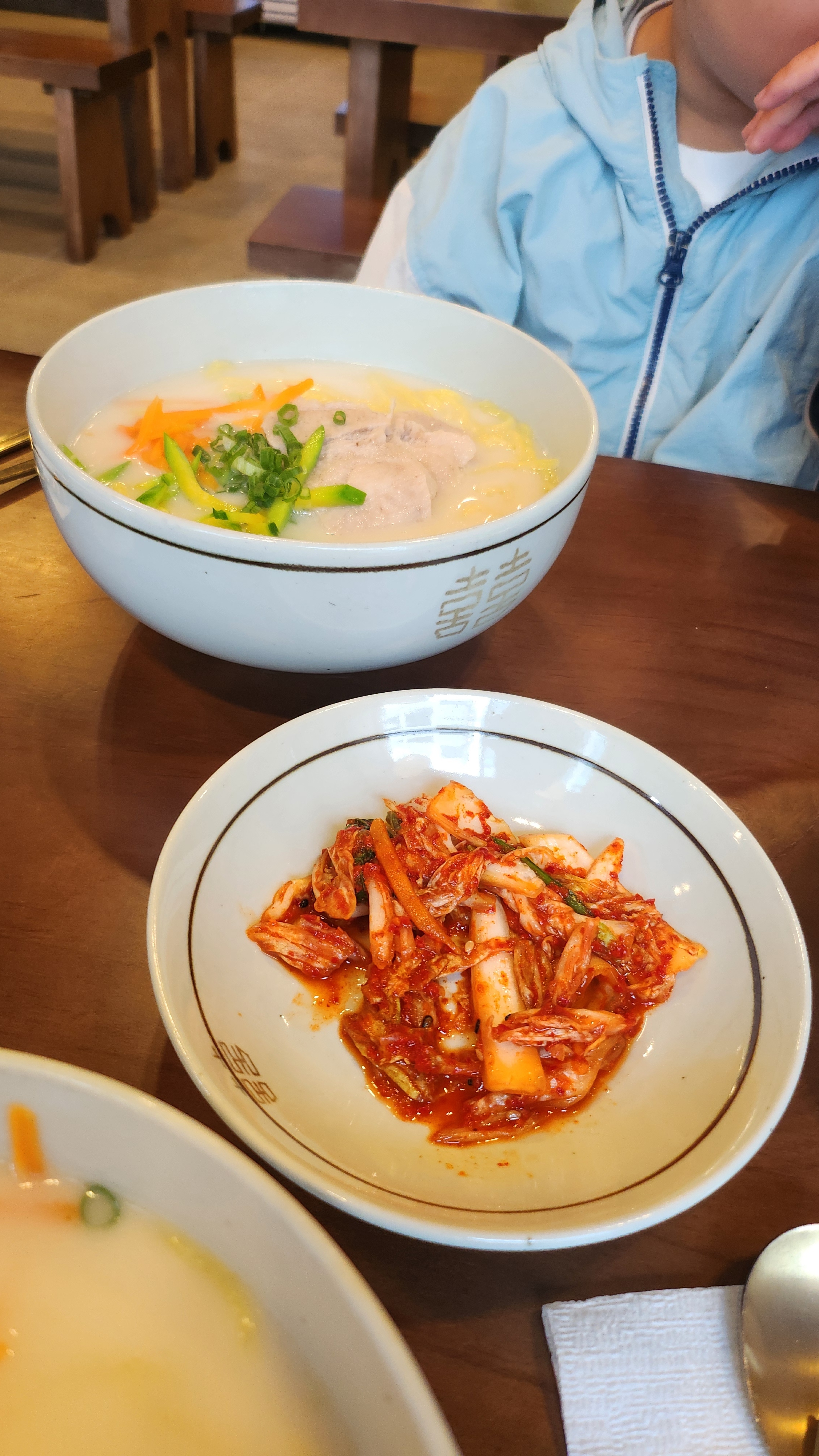 맛도 좋았지만. 만원가격에 고기도 듬뿍, 잡내도 없고 맛있어요.  진짜 만족합니다 - 제주 맛집 장수국수 본점