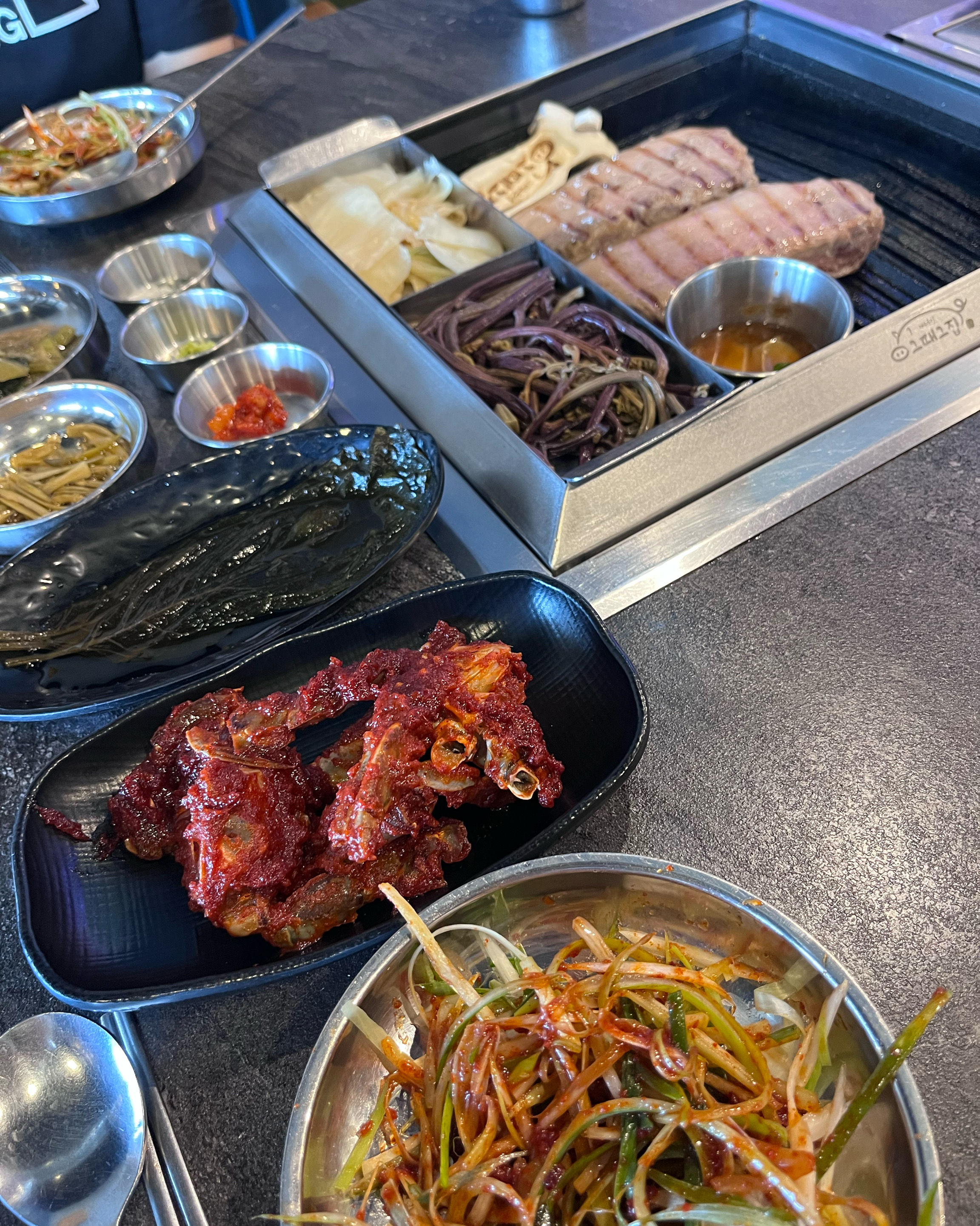 제주 여행와서 지인이 추천해준 고기집 와봤는데 고기도 맛있고 직접 구워주시니 편하더라고요!