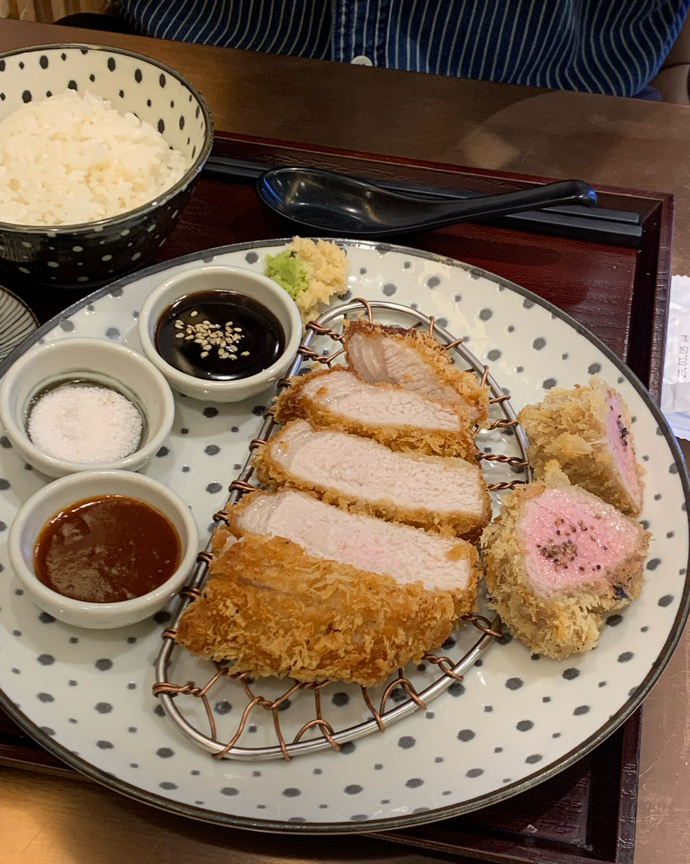 숯불향 나는 카츠는 처음인데 너무 맛있어요!! 찍어 먹을 소스도 다양해서 마지막 한 입까지