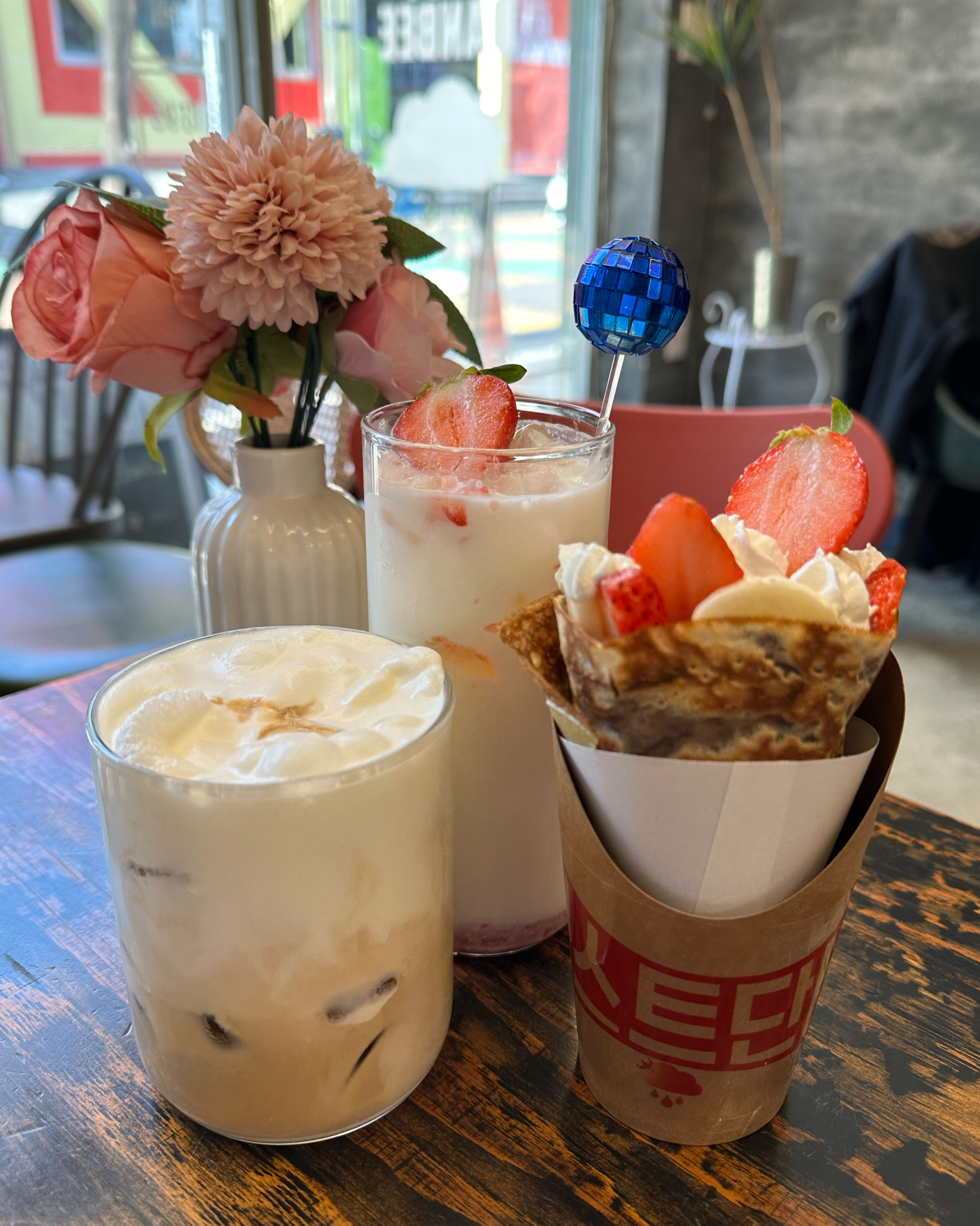 너무 맛있게 먹고왔습니다!! 후르츠 크레페에는 과일이 진짜 가득하고 ,, 단비 라떼도 너무