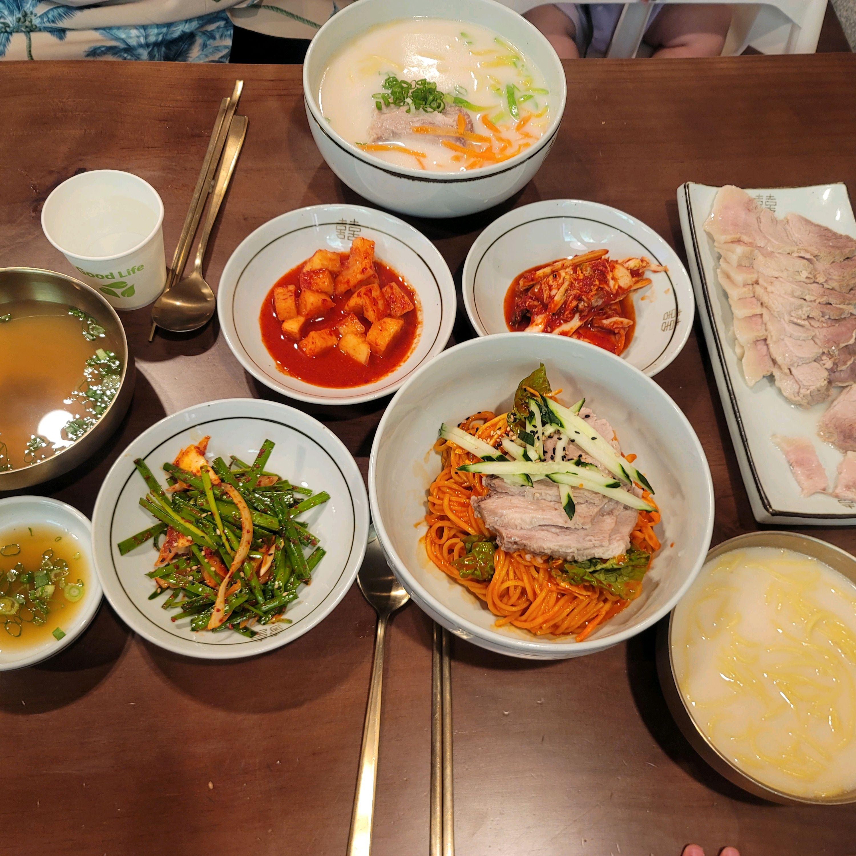 아이들과 첫 제주여행이에요! 도착하자마자 고기국수 먹으러 장수국수 왔어요!! 한참 찾아보고
