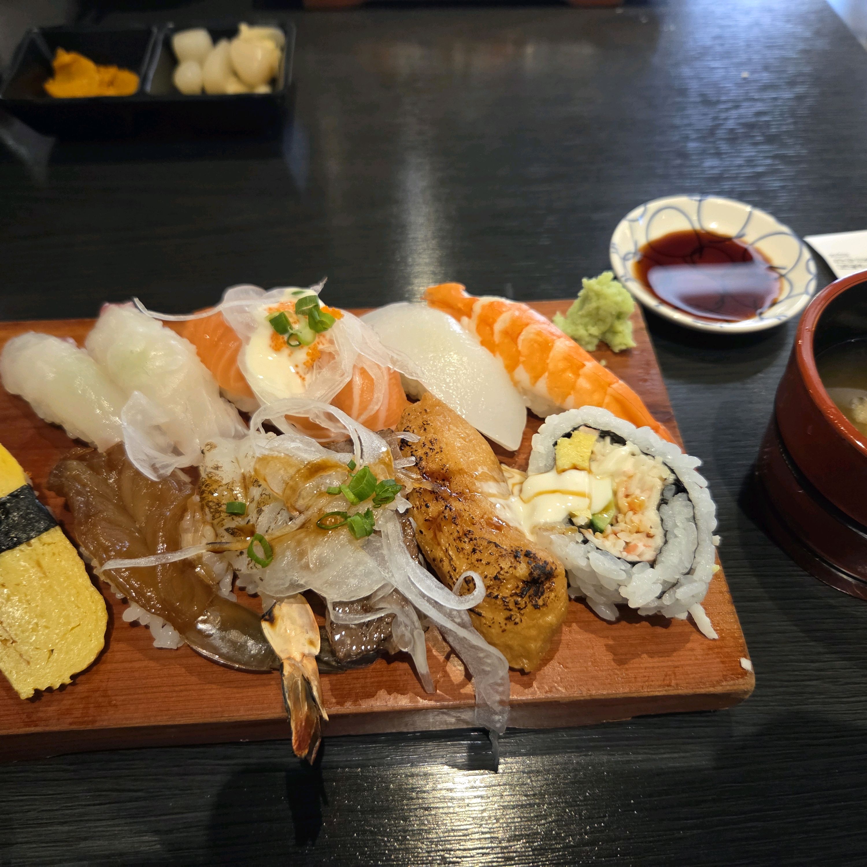 알찬 구성으로 신선하며 너무 맛있습니다!! 무엇보다 사장님께서 너무 친절하셔서 기분좋은 식
