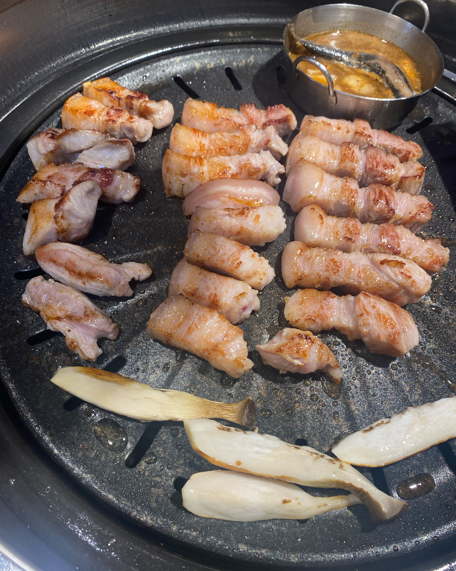 오랜만에 제주 삼겹살 맛있게 먹었네요^^직원분들께서 다 구워 주셔서 더 맛있었답니다:)반찬
