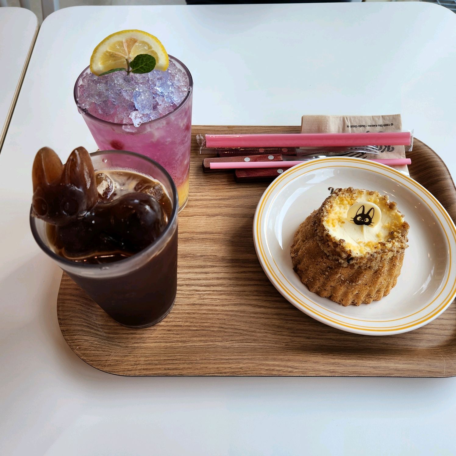 케이크와 음료가 - 제주 맛집 코리코카페 제주점